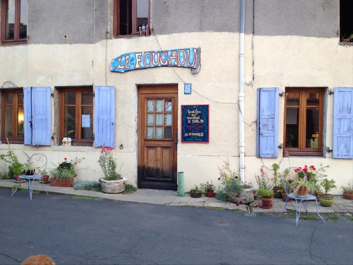 Situé au cœur du village touristique de La Chaise-Dieu, le restaurant Le Fougaou, exploité depuis 2002 constitue une opportunité rare d’implantation dans un secteur à forte notoriété patrimoniale et culturelle.

La commune bénéficie d’une attractivité soutenue, notamment grâce au prestigieux Festival de La Chaise-Dieu, événement de renommée internationale générant une fréquentation importante chaque année. Le village ne compte que trois restaurants, offrant un positionnement stratégique et un potentiel de développement réel.

Caractéristiques de l’établissement : Capacité : 80 couverts (répartis sur 3 salles). Surface commerciale : 100 m². Labo : 25 m². Réserve : 10 m². Atelier : 100 m². Logement de fonction : 100 m². Cour arrière exploitable (création terrasse, extension d’activité ou espace événementiel). Licence IV. Établissement conforme aux normes PMR, hygiène et sécurité. Activité indépendante

Équipements professionnels complets.

Cuisine fonctionnelle et opérationnelle immédiatement : Fourneau gaz 5 feux. Four électrique avec étuve. Four chaleur tournante électrique. 2 plans de travail inox. Évier légumerie. Meuble étuve. Frigo bahut 3 portes GN1. 2 armoires frigo ventilées. 2 congélateurs bahut. Lave-vaisselle à capot. Évier plonge + lave-mains. Rangements complets.

Bar : Meuble bar bois équipé. Comptoir réfrigéré 4 portes. Groupe pression.

Véhicule utilitaire en leasing (repris avec la société).

Données économiques : Chiffre d’affaires de 80.000 € HT. Exploitation actuelle : 3 jours par semaine. Aucun salarié. Aucune dette. Clientèle locale, régionale et touristique (particuliers, entreprises).

Important levier de croissance : l’augmentation des jours d’ouverture, le développement d’une offre saisonnière renforcée et la valorisation de la cour arrière permettraient d’accroître significativement le chiffre d’affaires.

Modalités de cession : Cession totale des titres pour 50.000 €. Vente des murs pour 100.000 €. Licence IV incluse. Accompagnement du repreneur possible pendant 1 mois. Profil recherché : couple.

Les atouts majeurs de l’affaire :

✔ Un emplacement à forte attractivité touristique : Implantation dans un village classé parmi les hauts lieux patrimoniaux de Haute-Loire, bénéficiant d’un flux touristique régulier toute l’année et d’un pic d’activité lors du Festival. Notoriété nationale et clientèle variée.

✔ Une concurrence limitée : Seulement trois restaurants sur la commune, offrant une véritable marge de progression commerciale, notamment en élargissant les horaires et en travaillant la saisonnalité.

✔ Un outil de travail complet et opérationnel : Cuisine équipée, bar fonctionnel, espaces distincts permettant une organisation fluide du service. Aucun investissement lourd immédiat à prévoir.

✔ Des surfaces confortables et modulables : Trois salles permettant d’accueillir groupes, événements, clientèle touristique et locale. Cour arrière exploitable pour création d’une terrasse ou organisation d’événements estivaux.

✔ Logement de fonction intégré : Appartement de 100 m² permettant une installation sur place, réduisant les charges personnelles et facilitant la gestion quotidienne.

✔ Structure saine : Entreprise sans dette, cession des titres, murs inclus, visibilité claire sur l’investissement global.

✔ Fort potentiel de développement : Extension des jours d’ouverture. Valorisation de la licence IV. Développement d’une offre événementielle en lien avec le Festival. Mise en place d’une communication digitale renforcée. Accueil de groupes touristiques et séminaires

Une opportunité idéale pour un couple de professionnels souhaitant s’installer dans un environnement de qualité, alliant cadre de vie, patrimoine et potentiel économique.