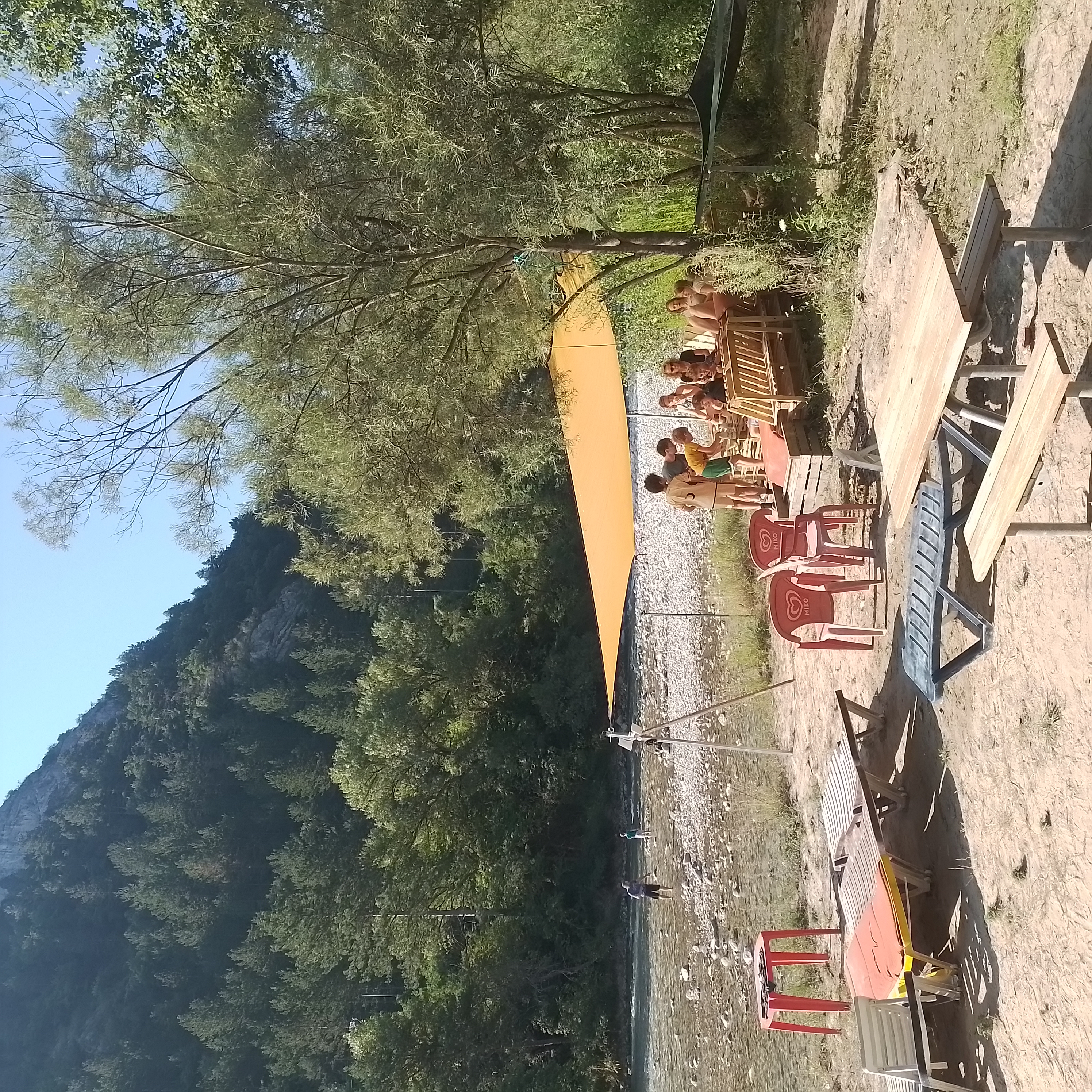 CAMPING SUD RHONE-ALPES MURS et FONDS
Dans un site idyllique et en bordure de rivière avec des plages privées, ce camping est composé de 60 emplacements autorisés, de trente Mobil home et Lodges de 2 à 8 places.
L'espace snack et restauration a une une licence 4. Il dispose d'une grande terrasse avec 100 places et il est arboré avec une vue sur la rivière.
La base de canoë-kayak est équipée de 50 bateaux et de l'ensemble du matériel pour cette l'activité dont 2 mini-bus et des remorques pour les navettes selon les parcours.
Les bâtiments sont répartis entre les logements pour le personnel (30 personnes en saisons) un appartement pour les exploitant de 100m² avec trois chambres, les ateliers, les locaux techniques et les blocs sanitaires.
Dans le prix sont cédés des engins de travaux et autres véhicules.
L'eau est captée et potable gratuitement sur le site.
L'affaire est saine et laisse un développement possible. L'investissement est d'autant plus intéressant sachant qu'il n'y a plus de possibilité de créer cette activité. Il n'y a pas de contrat avec une marque ou une enseigne.
La vente est engagée après 25 ans d'activités pour une retraite bien méritée.
Le site est entourée de communes attractives. Une gare SNCF et routière est située à moins de 10mn.