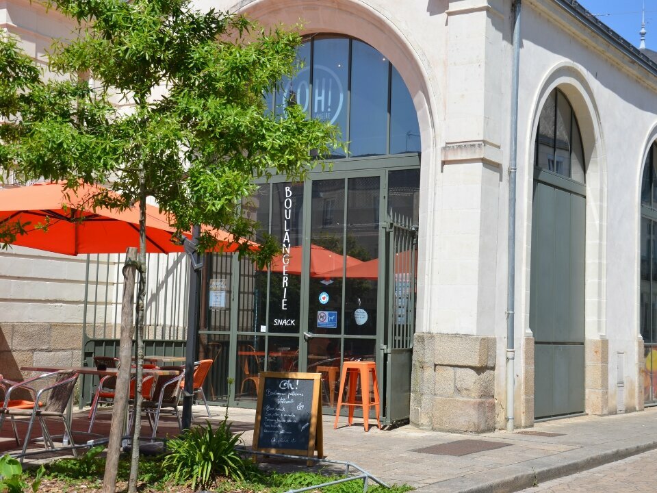 Fonds de commerce à vendre, idéalement situé en plein centre-ville d’Ancenis-Saint-Géréon. Ce local de 104 m², avec mezzanine et possibilité de terrasse sur le domaine public, se trouve sur le parvis des halles. À seulement 40 mètres de la mairie, 100 mètres du château, 200 mètres du pont et d’un collège-lycée, il bénéficie d’un emplacement stratégique.

Le local comprend un espace boutique et une réserve, avec accès possible à des sanitaires pour les clients et le personnel. Refait à neuf en 2019, il est également à proximité de plusieurs parkings en zone bleue, offrant ainsi une grande commodité.

Idéal pour une activité de petite restauration, ce fonds de commerce représente une opportunité unique dans un environnement dynamique et très fréquenté.