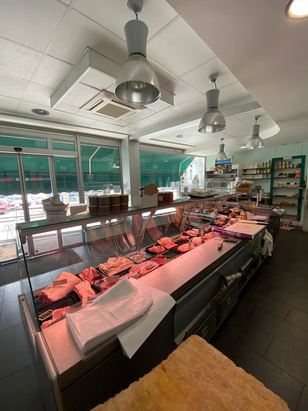 Vente boucherie-charcuterie-traiteur située dans un village très touristique en Corrèze.
Boutique 30m² environ, offrant un espace de vente accueillant et bien agencé.
Installation : Plusieurs chambres froides et un laboratoire de 58 m² environ, entièrement équipés et conformes aux normes.
Qualité des produits : Réputation solide basée sur des produits de qualité, issus de circuits courts avec les agriculteurs locaux et de fabrication maison.
Atout du commerce :
État des locaux et matériel : tout est en très bon état, permettant une reprise d'activité immédiate sans investissements supplémentaires.
 Possibilité d'élargir l'activité avec de l'e-commerce, une conserverie ou un service traiteur.
Aucun concurrent dans un rayon de 15 km, garantissant une clientèle fidèle et régulière.
Emplacement idéal situé sur un axe passant avec une belle visibilité et un stationnement facile.
CA 2023 : 481 000€
Possibilité d’acquérir les murs : 108 000€ FAI