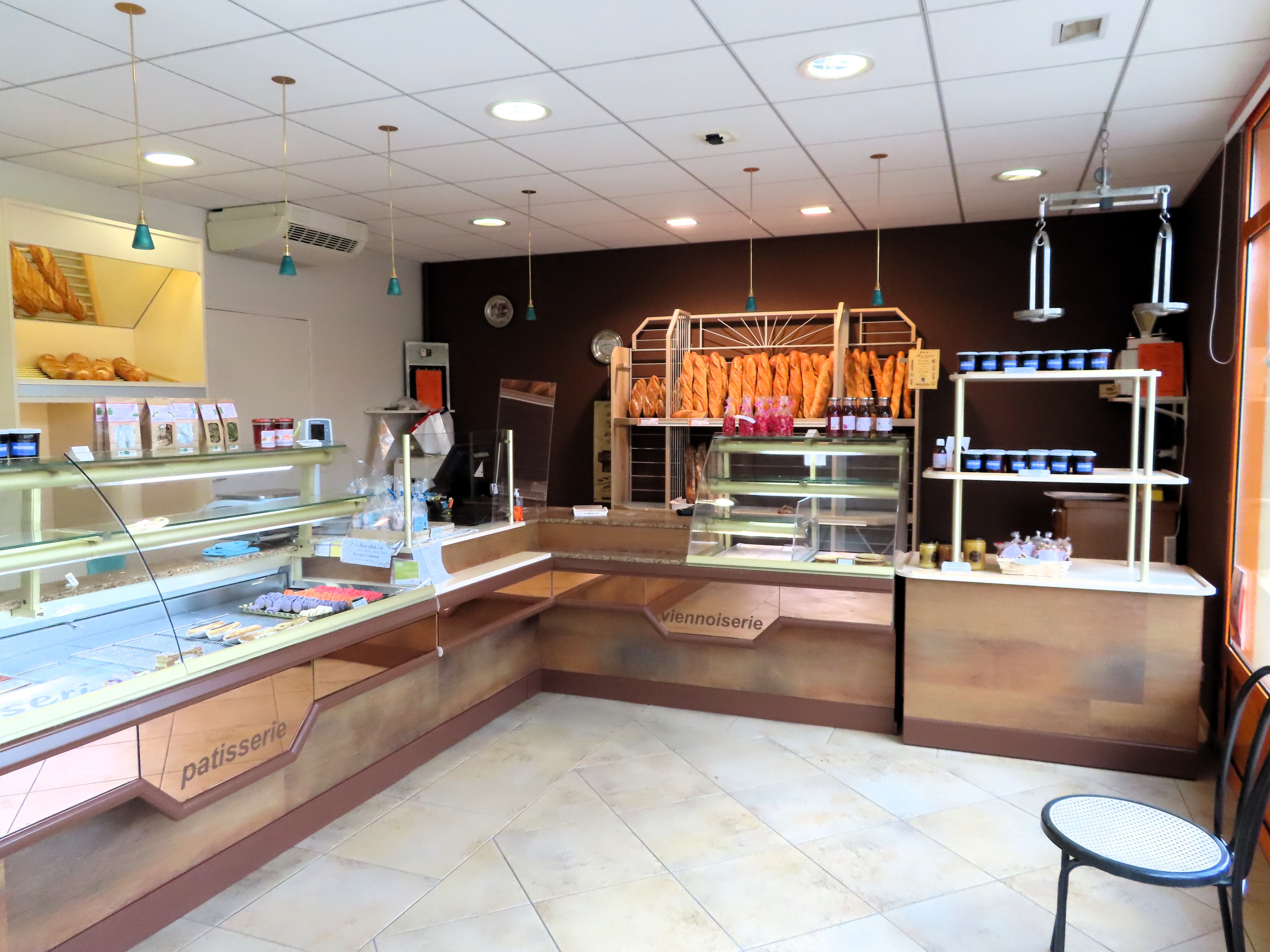 A céder, boulangerie, pâtisserie, chocolaterie située au cœur d’un village du Nord de la Lozère, à 20 min de l’autoroute A75 (axe Clermont-Ferrand /Béziers) et proche des services et commerces de proximité. Stationnement devant la boulangerie.
Magasin climatisé de 42 m² refait à neuf en 2024, fournil et laboratoire de pâtisserie de 100 m². Locaux aux normes équipés avec du matériel complet, régulièrement renouvelé. Clientèle locale et fidèle.
Équipe de 3 salariés. Compétences nécessaires en pâtisserie. Possibilité d’accompagnement à la reprise par les cédants (transmission de recettes et spécialités).
Logements T4 et T1 disponibles à l’étage.
Idéal pour un couple dont l’un des deux dispose de compétences en pâtisserie.