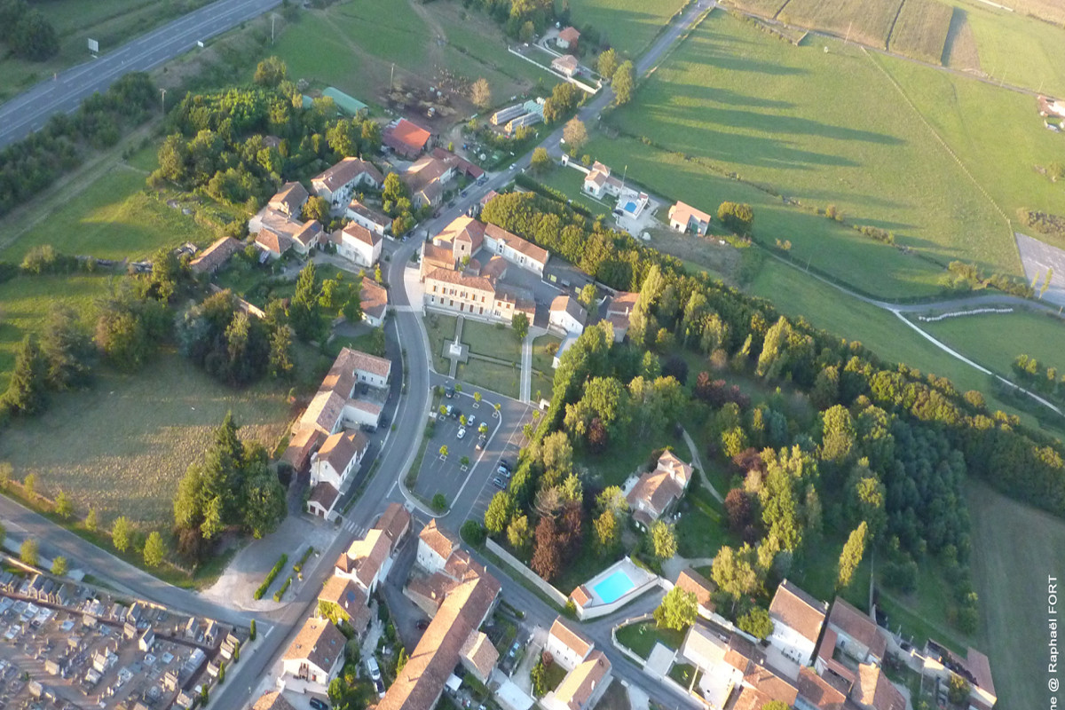 La Commune de Taponnat Fleurignac recherche un exploitant pour son multiple rural bar restaurant tabac fdj épicerie. Taponnat-Fleurignac est une commune de 1 523 habitants située à 30 kms d?Angoulême, 4 kms de La Rochefoucauld en Angoumois. Elle est facilement accessible et desservie par la RN 141 notamment. L?établissement, refait à neuf récemment, bénéficie d?une implantation favorable en bord de route départementale, au c?ur d?un environnement commercial dans le centre bourg qui a fait l?objet d?un réaménagement significatif. La municipalité met à disposition un espace bar épicerie, une salle de restaurant d?une capacité de 60 couverts, une cuisine avec mobilier et équipements nécessaires à l?exploitation (chambre froide, hotte, tables inox, piano, four 10 niveaux, lave-vaisselle...), une terrasse extérieure (20 couverts), un espace de stockage. Un espace de stationnement existe à proximité. Le petit matériel électroménager et de cuisine, la vaisselle et la décoration reste à charge de l?exploitant. Logement possible. Profil de l?exploitant recherché : professionnel de la restauration ayant un réel projet de développement pour ce projet et ces différentes activités. Il proposera un menu du jour, en priorité pour une restauration traditionnelle de qualité, et envisagera régulièrement des animations à thème. Loyer commercial autour de : 450 ?HT/mois ? Loyer Logement : à déterminer. Le projet a fait l?objet d?une étude d?implantation tenue à disposition. Modalités de réponse : Informations et dossier de candidature à retirer à la mairie de TAPONNAT-FLEURIGNAC (16110) - 7 route de Limoges - Tél. : 05 45 62 04 91 - Mail : mairie.tpt@wanadoo.fr ou à la CCI Charente - 27 Place Bouillaud -16000 ANGOULEME.? Evelyne GENTY - Pôle CCI Territoires: Tel. : 05 45 20 55 42 ? Mail : egenty@charente.cci.fr
VENDU SP