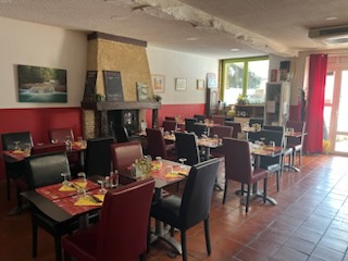 À vendre cause retraite 
Fonds de commerce d'un restaurant . Situé entre Auch et Toulouse, dans un petit village actif :Gimont 
Cuisine ouverte sur une salle, l'autre salle est une véranda. 80 places .
Prêt à vous aider pour vous lancer dans cette affaire.