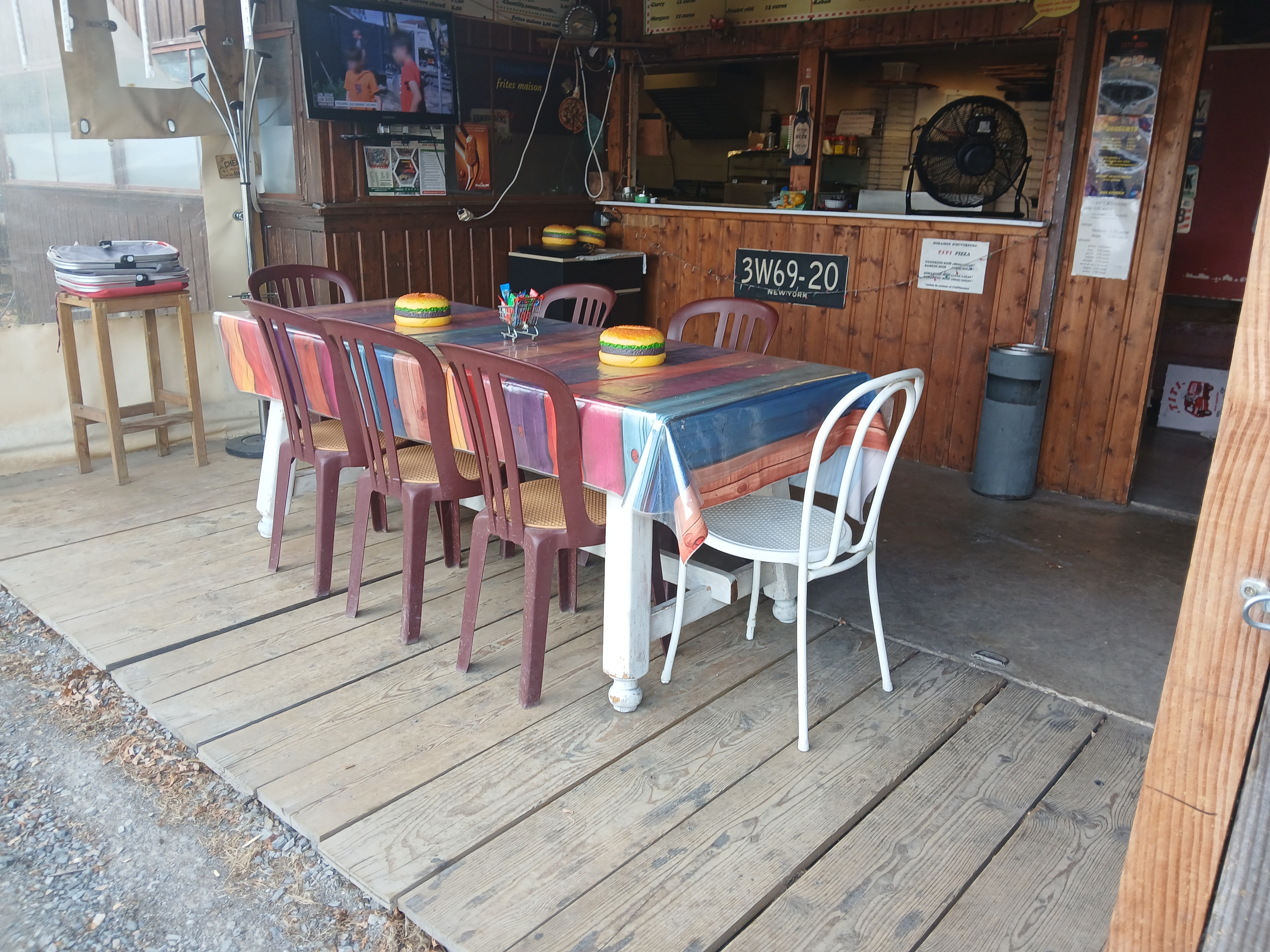 Céde pizzeria snack dans petit village de la vienne.
Vente sur place ,emporter,livraison.tres peu de concurence ,developpement possible.
Vente cause changement de vie.
Nous faisons la passation la formation le suivi.
Local fournie par la mairie.
Charge tout compris trés légere.