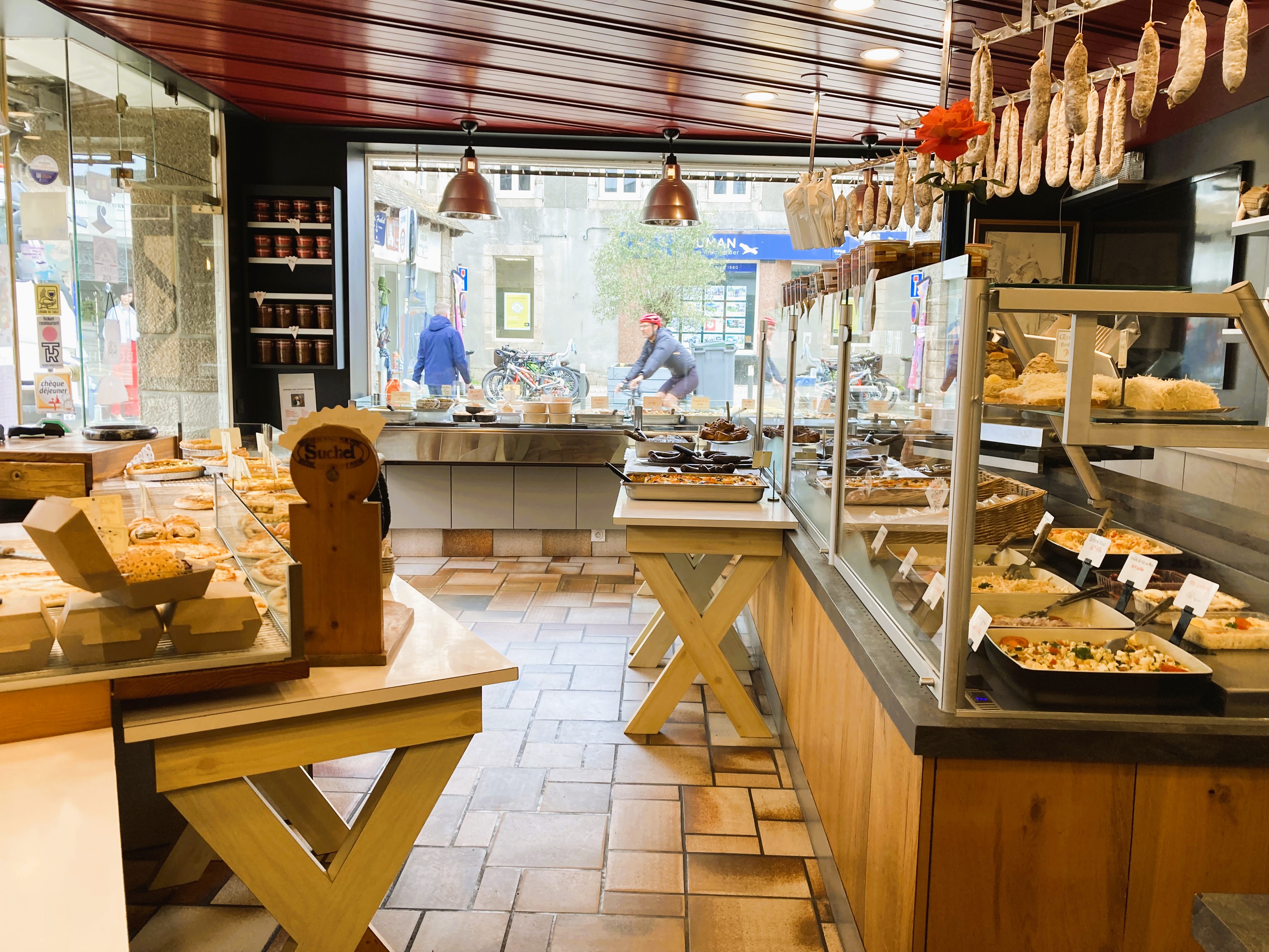 Au cœur d'une station balnéaire du nord Finistère
À vendre ce fonds de commerce boucherie - charcuterie - traiteur depuis 4 générations. Une clientèle historique qui ne demande qu'à être développée. 
Possibilité d'être accompagné au lancement pour une passation en douceur.
Une belle surface commerciale et des équipements de qualité vous permettront de commencer sans investissement complémentaire. 
Les murs et l'appartement de l'étage peuvent aussi être cédés. 
Reprendre ce commerce historique au cœur de la ville de Plouescat est une réelle opportunité.
N'hésitez pas à prendre contact pour toute demande d'information.