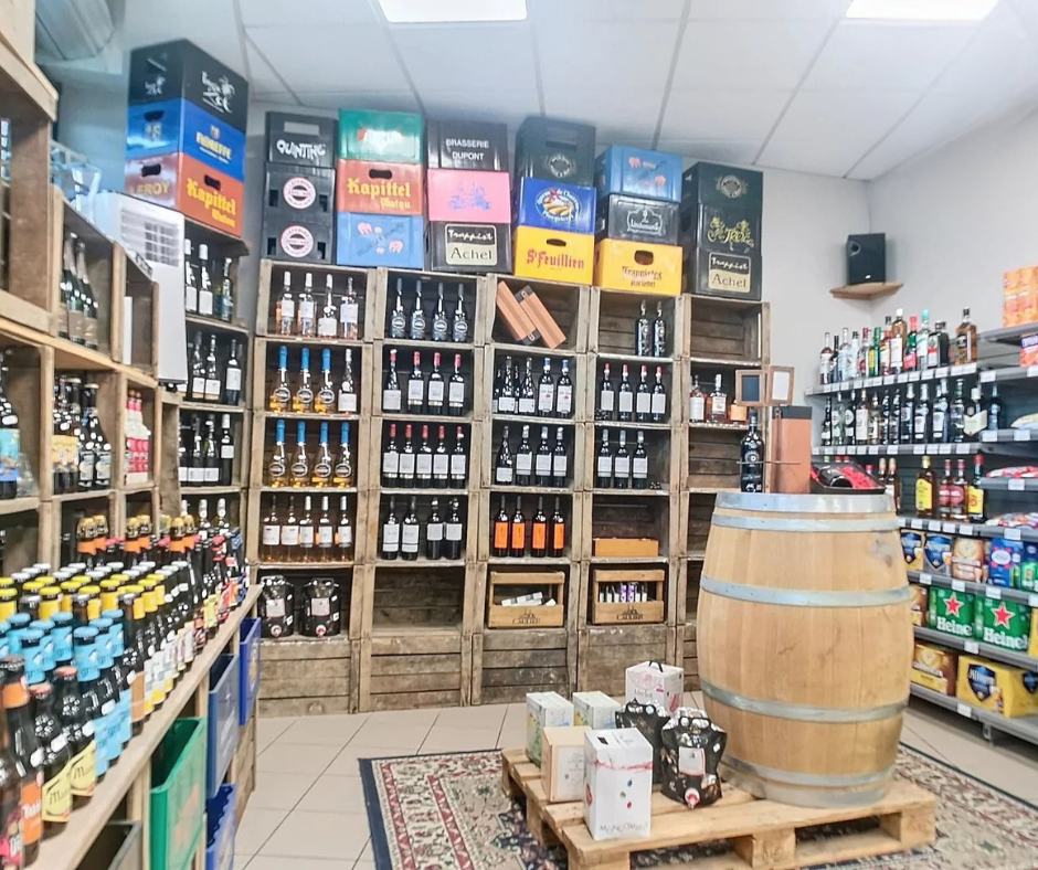 URGENT !! Cause Santé 
Sur la commune de SAINT-DIDIER fonds de commerce à céder. SAINT-DIDIER est une commune bretonne  proche de Vitré et de Rennes . Commune dynamique en plein développement grâce à un accès rapide à la voie expresse RENNES PARIS ; Commune de 2000 habitants . Supérette équipée et profitant d'un emplacement privilégié en centre bourg. Réel potentiel de développement du chiffre d'affaires pour une personne motivée ayant la fibre commerciale, le sens du commerce et souhaitant s'investir dans la commune. Cette épicerie à l'avantage de profiter de l'accompagnement de la marque PROXI. La commune est propriétaire des murs et propose un loyer modéré pour aide à la reprise. 300€/mensuel
Une surface de vente 70m² plus 50 m² de réserve et bureau. Équipement complet chambre froide, vitrines réfrigérée, rôtissoire etc...
Actuellement ouverte 5 jours par semaine ; fermée le lundi
Pour plus de renseignements 
Contactez moi  au 07 71 84 77 46