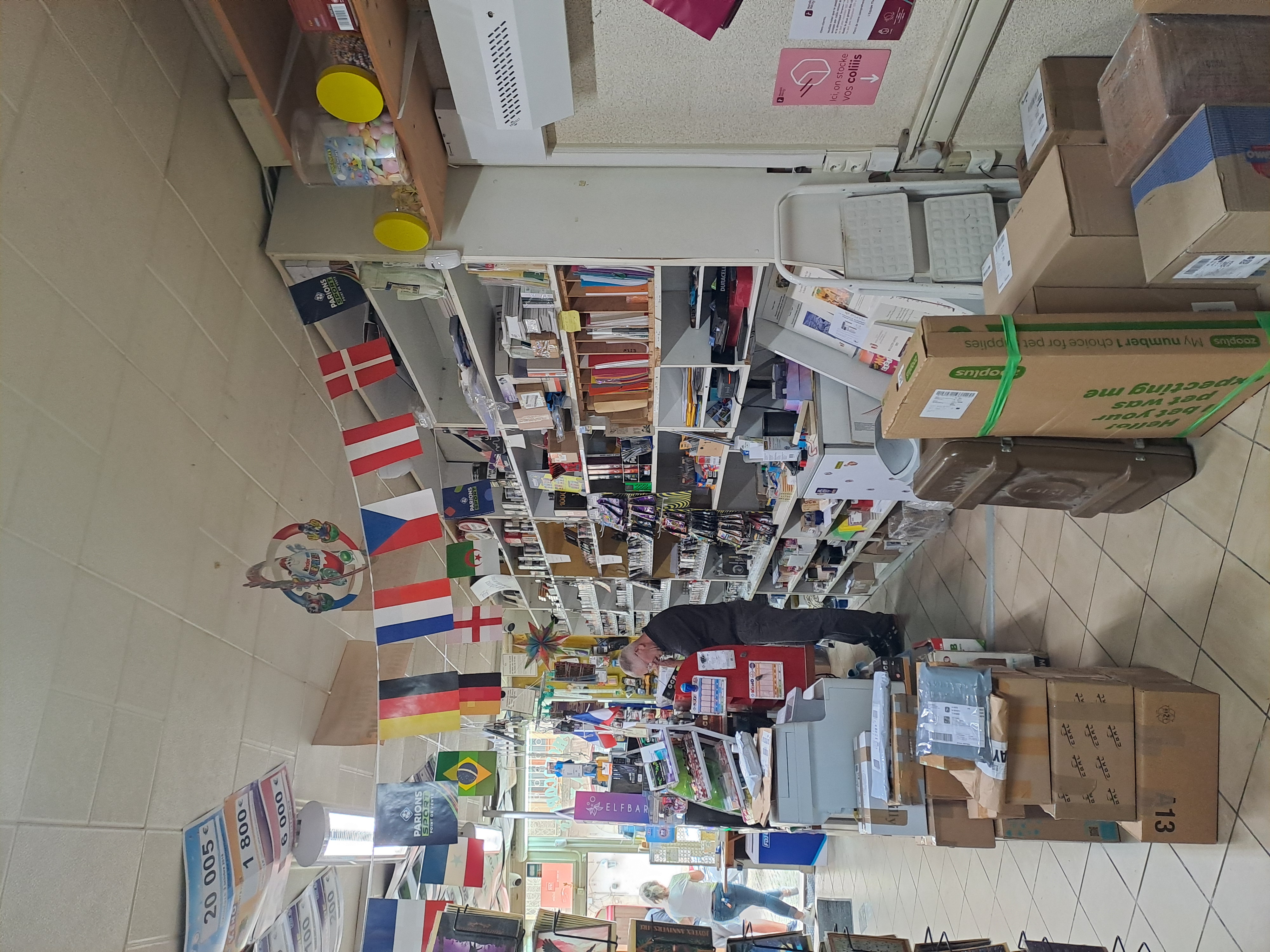 Dans joli village " cité de caractère ", vend fond de commerce.
Tabac, journal local, colis, carterie, confiserie, vapote, telephonie, compte bancaire en ligne, timbres fiscaux, amende..etc..
50 m2 de vente et 20 m2 d'arrière boutique avec sanitaire ((salle d'eau, wc) coin cuisine..
TABAC existant depuis 1900 dans la commune et après 31 ans de gerance, Guy annonce sa retraite au 31 décembre 2026.. bien mérité..!
Loyer : 2000€/an.
Reste un bail de 6 ans.
Avec des idées, que vous soyez moderne ou vintage, cet emplacement est fait pour vous ! Fort potentiel , village touristique, chaleureux et dynamique qui n'attend que vous !