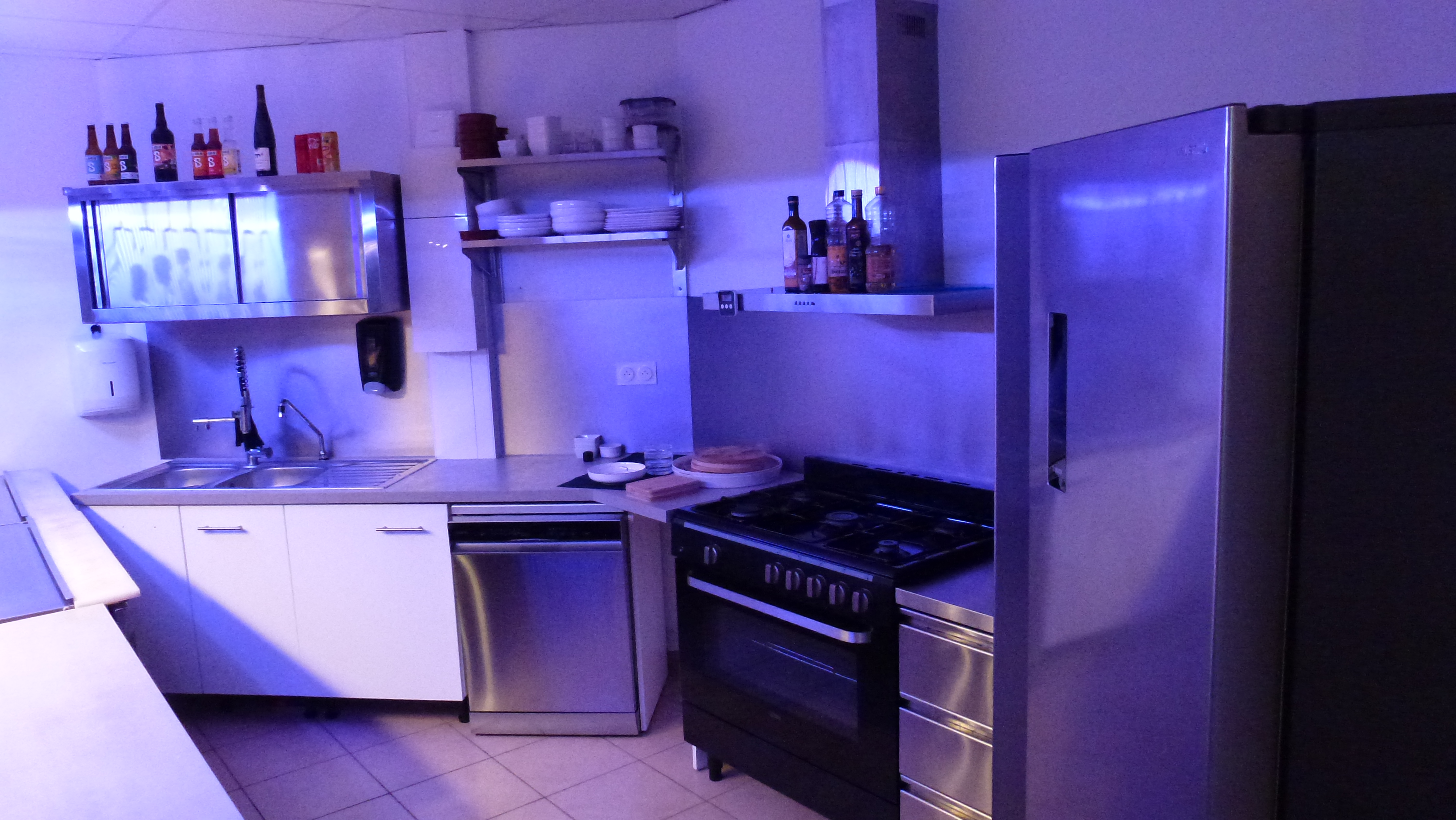 kiosque de restauration idéalement conçu pour une activité de vente à emporter, bénéficiant d'un emplacement stratégique en bord de départementale avec plus de 6 000 véhicules par jour.

L'établissement dispose d'une excellente visibilité et d'un grand parking privé, facilitant l'accès et le stationnement de la clientèle. Le site est également équipé d'un système de vidéosurveillance, garantissant confort et sécurité pour l'exploitant comme pour les clients.

Le kiosque est prêt à exploiter et comprend l'ensemble des aménagements professionnels :

Cuisine équipée et fonctionnelle
Matériel de préparation et de service
Mobilier professionnel
Terrasse extérieure aménagée avec pergola
Espace d'accueil clients
Parking privatif

La terrasse en bois offre un espace convivial permettant d'accueillir la clientèle sur place tout en conservant un fort potentiel pour la vente à emporter, les plats cuisinés, pizzas, burgers, snacking, food concept, traiteur ou toute autre activité de restauration rapide.

L'ensemble des aménagements, équipements, mobilier et terrasse sont à vendre, permettant une reprise rapide de l'activité avec un investissement limité en matériel.
Loyer 470€  HT et Charge 73€  Ht ( Internet + tel portable + entretien clim)

Les points forts

✅ Emplacement visible avec fort passage routier
✅ Plus de 6 000 véhicules/jour
✅ Grand parking privé
✅ Site sous vidéosurveillance
✅ Terrasse aménagée avec pergola
✅ Cuisine et équipements inclus
✅ Activité immédiatement exploitable
✅ Fort potentiel de développement commercial

Une opportunité idéale pour un professionnel souhaitant développer une activité de restauration à emporter dans un emplacement bénéficiant d'une excellente visibilité et d'un flux régulier de clientèle
