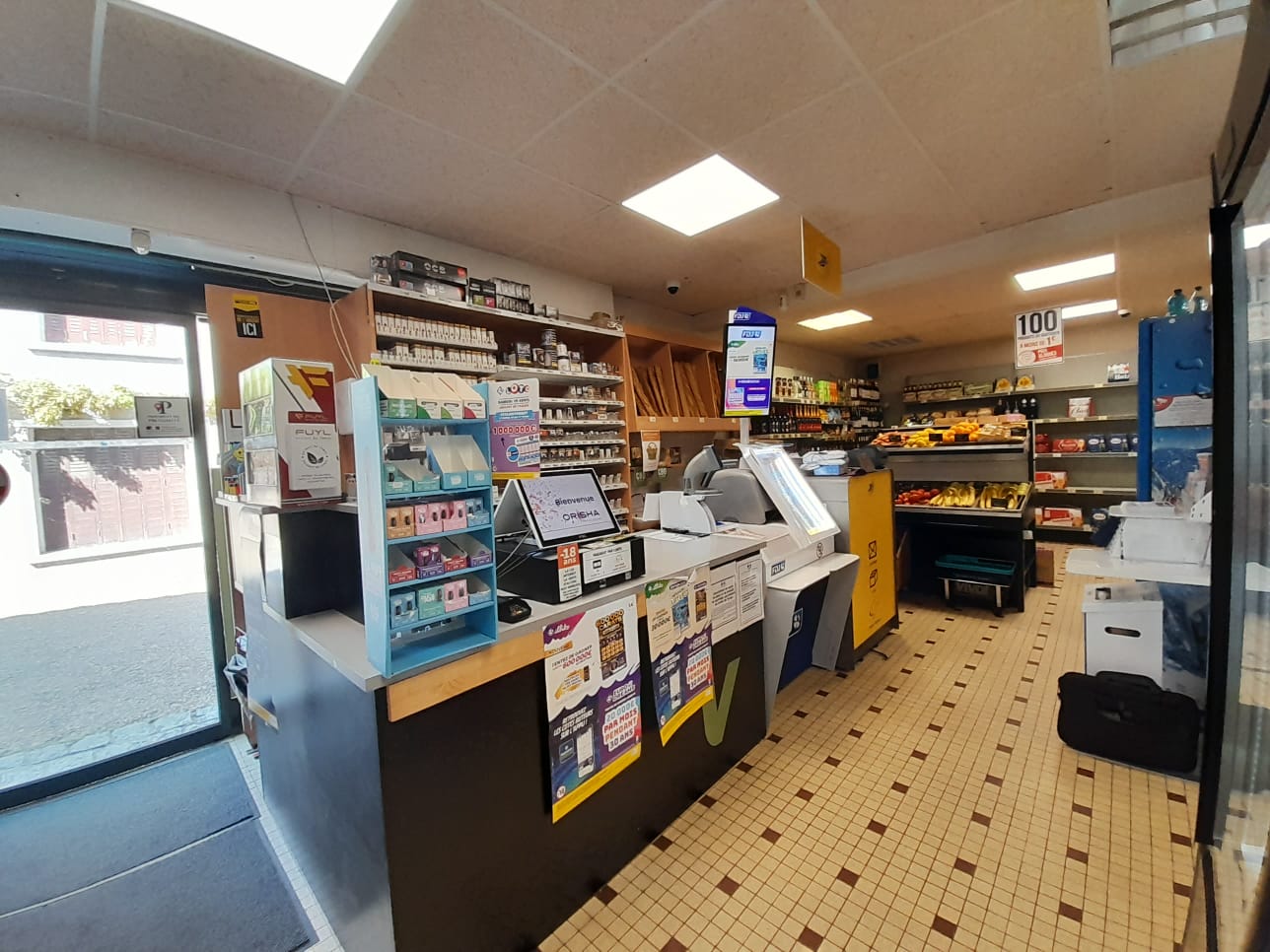 Une implantation historique au cœur d'un quartier vivant
Épicerie de quartier présente depuis 50 ans, située dans une commune dynamique avec commerces de proximité (boulangerie, restaurant, garage, artisans) et deux écoles (maternelle et primaire, publique et privée).
Projet idéal pour une personne seule, souhaitant s'investir dans un commerce de proximité avec logement intégré.

Logement inclus dans le bail
Habitation privée de 120 m²
Terrasse de 50 m²
Bail privé avantageux

Loyer annuel TTC (commerce + logement) : 10 080 €

Surface & équipements
Surface de vente : 85 m²
Réserve : 50 m²
Meubles froids récents
Sécurité renforcée : vidéosurveillance + rideau métallique
Parking à proximité immédiate + places devant le magasin

Services proposés
Dépôt de pain (partenariat avec la boulangerie locale)
Tabac & cigarettes électroniques
FDJ (Française des Jeux)
Charcuterie & produits traiteur
Distribution de gaz
Service postal
Vente de cartes postales

Horaires d'ouverture
Lundi à Samedi : 08h30 – 19h30
Dimanche : 08h30 – 12h30

Chiffre d'affaires : 260 000€
Commission tabac / FDJ : 35 000 € / an

Conditions de reprise
Prix de vente du fonds : 90 000 €
Stock à valoriser séparément

 Intéressé(e) ? Contactez-nous pour en savoir plus et découvrir cette opportunité rare alliant commerce de proximité et logement dans un cadre de vie agréable.