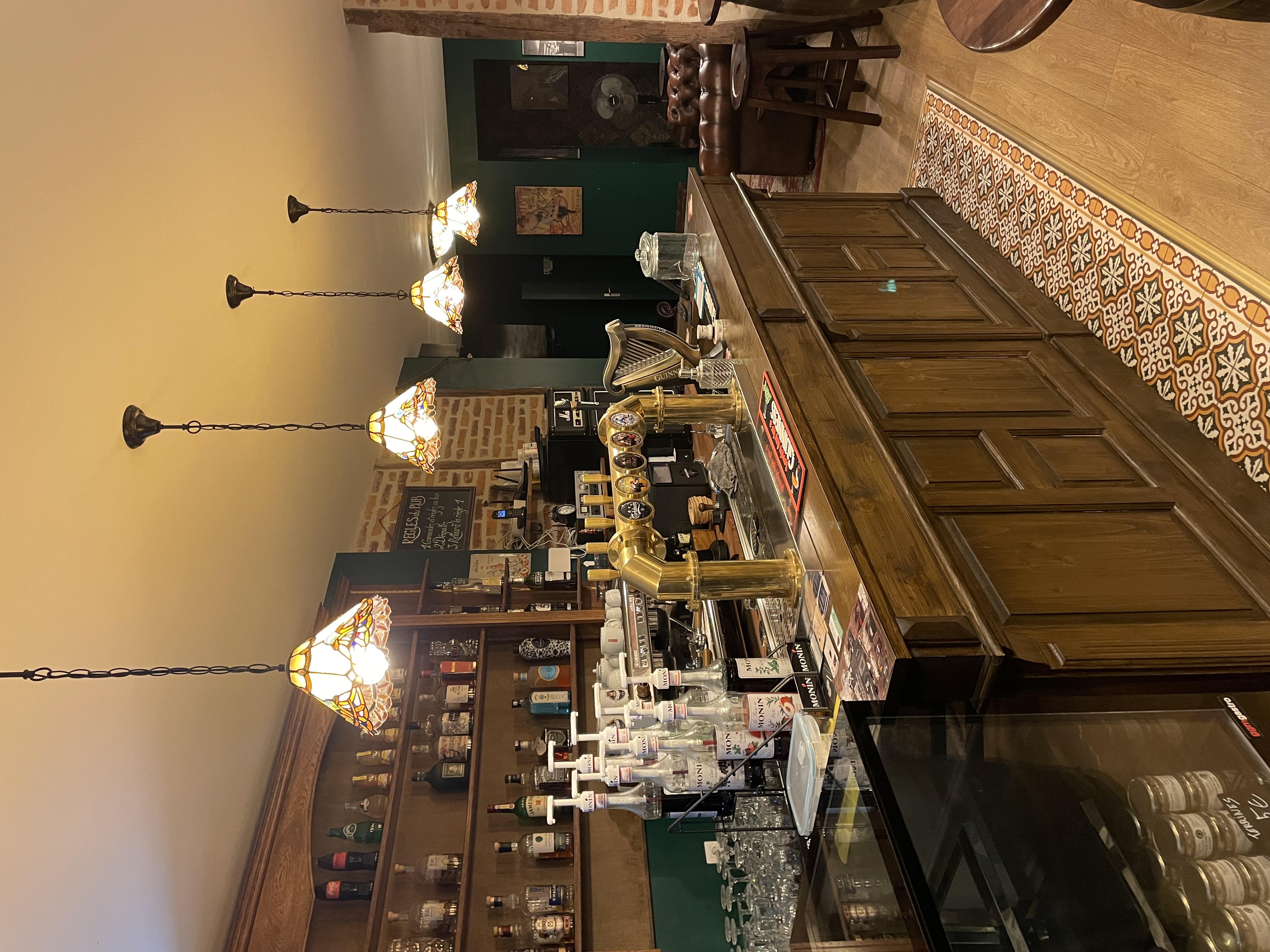 Je vends mon Pub irlandais qui ne demande qu'à se développer. Il s'agit très certainement d'un des plus beau pub de Creuse, à l'ambiance cosy et raffinée.
Il est situé dans le village thermal d'Evaux les Bains, dont la cure se déroule entre le mois de mars et de novembre.  
Je vends le fond de commerce pour un montant total de 50000€. Il est aussi possible que je vende le tout: fond de commerce + les murs pour un montant total de 125000€. 
Le pub a été entièrement créé en 2024 et a été restauré du sol au plafond avec des matériaux de qualité la même année. Evidemment, l'électricité est entièrement neuve, ainsi que la plomberie. La toiture est parfaite de même que la charpente. Aucun travaux à prévoir. 
À l'étage, l'acheteur peut effectuer des travaux de rénovation, afin d'agrandir la salle ou alors, de créer un appartement. Toutes les fenêtres ont été changées par du double vitrage en 2024.  La superficie de l'immeuble est d'environ 170m2, et la superficie du Pub est d'environ 55m2.