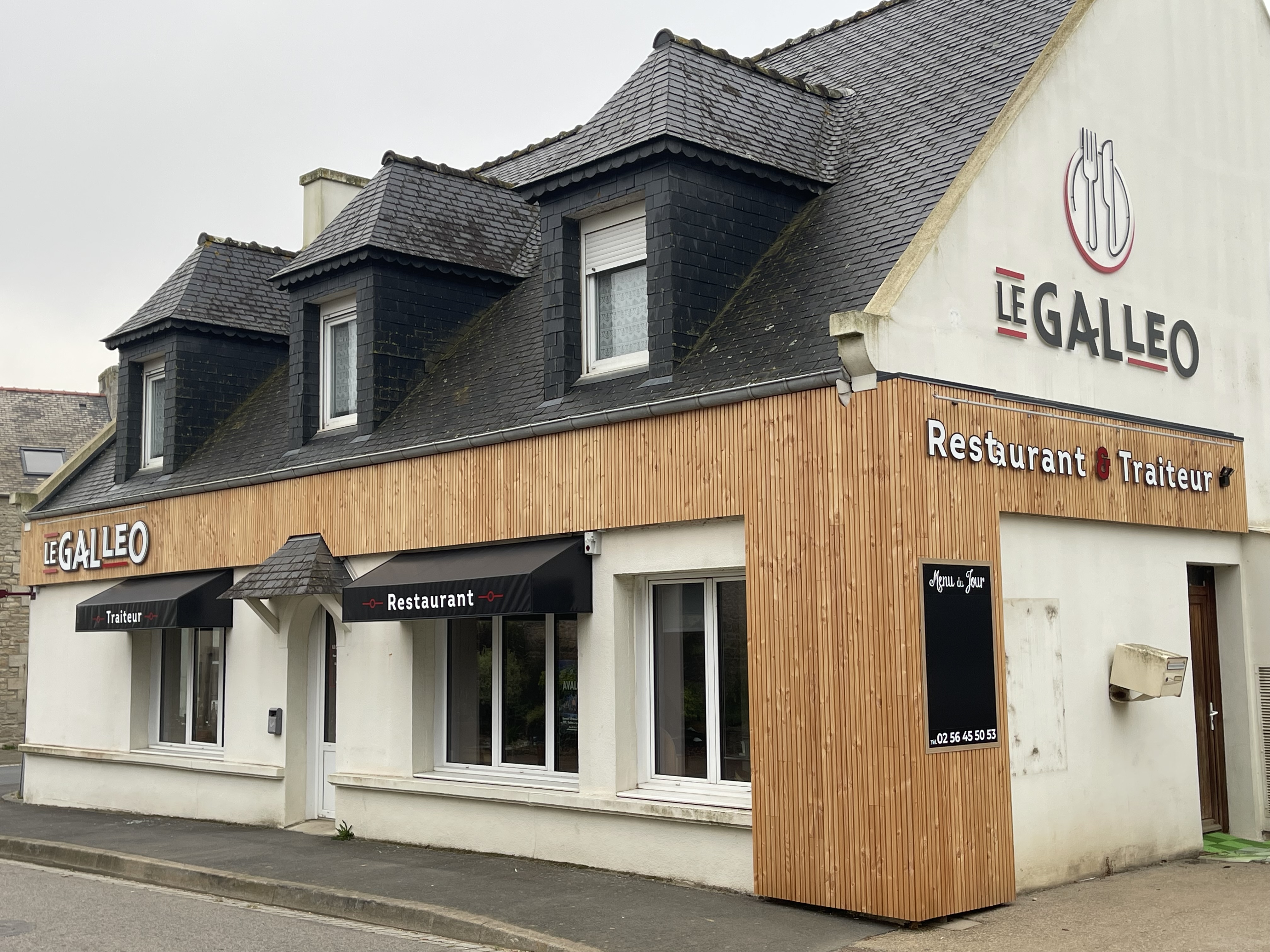 Bonjour,
A 10 minutes des plages de sable blanc du Nord Finistère, sur la commune de Mespaul et dans un magnifique petit bourg un  restaurant renommé, Thierry et Erwin vous accueillent dans leur restaurant et Thierry, fait valoir ses droits à la retraite et vend son fond de commerce, 1 petite salle de 28 couverts, une grande salle de 50 couverts et à l'extérieur une possibilité de terrasse.
Un très gros potentiel d'évolution car le restaurant est ouvert du lundi au vendredi de 6h à 15h et le vendredi soirée pizzas à emporter et traiteur week-end.
Possibilité de  logement à l'étage pouvant servir de logement de fonction avec 3 chambres salle salon SDB WC. Les murs appartiennent à la mairie. Loyer commercial 838HT pas de salarié .
Prix demandé 110000€