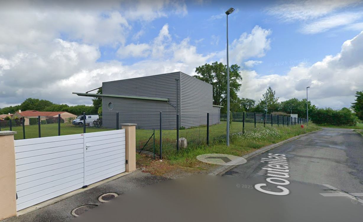 10 minutes de Limoges, cause retraite, vend fonds de commerce d’une entreprise de gravure, créations funéraires et décoratives, marbrerie, miroiterie.
Entreprise implantée depuis 29 ans, très bonne notoriété avec une clientèle majoritairement de professionnels.
Une  salariée pour l’administratif qui ne restera pas à la reprise.
Site internet créé depuis 25 ans et mise à jour régulièrement avec un bon référencement.
artstyl.fr
CA HT 2023 : 165 000€
CA HT 2024 : 146 000€, sans aucun endettement.
Entreprise très bien équipée avec tout le matériel nécessaire, véhicule et le tout entretenu, aucun autre investissement matériel à prévoir.
Local professionnel de 240 m² sur un terrain clôturé de près de  2 500 m², possibilité de vendre l’ensemble.
Accompagnement et formation possible sur une durée à définir.
Prix du fonds de commerce : 125 000€, étudierait toute proposition sérieuse. 

DIAGNOSTIC TRANSMISSION ET ÉVALUATION RÉALISÉS