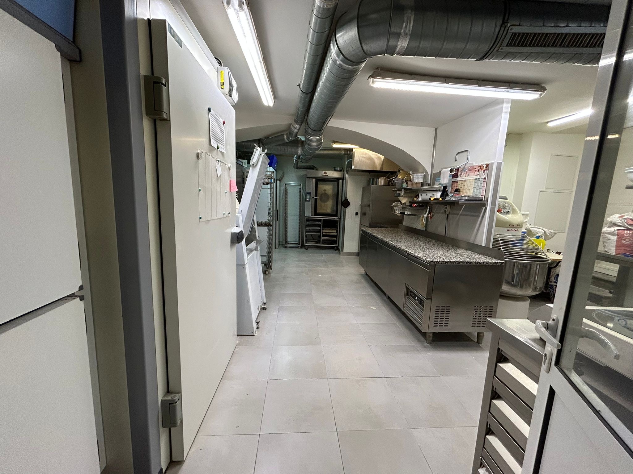 - 140m2 + caves;
- Inclus un petit appartement 2pièces à l’étage;
- Chiffre d'affaires en progression chaque année;
- Emplacement idéal, sur la place saint-pierre;
- Affaire prête à reprendre, idéale pour artisan boulanger ou projet de développement.