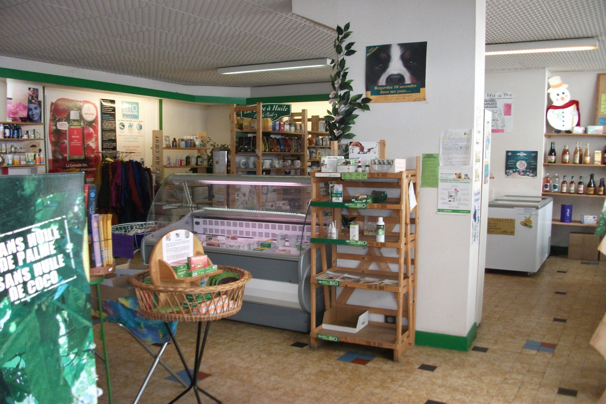 Fonds de commerce BIO à SOUILLAC  dans la belle et agréable région du LOT(46)proche des sites touristiques de Rocamadour, Sarlat.. créé il y a 20 ans, bénéficiant d'une bonne réputation .Peut encore se développer
-Alimentation BIO et de régime - Compléments alimentaires- Produits de toilettes - Cosmétiques- Entretien - Cadeaux
- Activité complémentaires de relais colis
-Clientèle locale fidèle et touristique
Beau local fonctionnel, tempéré, clair, accessible aux handicapés,entièrement équipé pour l'activité
Surface 90 m2 avec 2 grandes vitrines + bureau réserve avec coin cuisine de 15 m2- WC indépendant
Belle situation en centre ville- quartier commerçant, à coté de la place du marché
Accompagnement et formation  possibles
Loyer mensuel interessant 450 euro
Prix du fonds de commerce 65 000 euro + stock
-