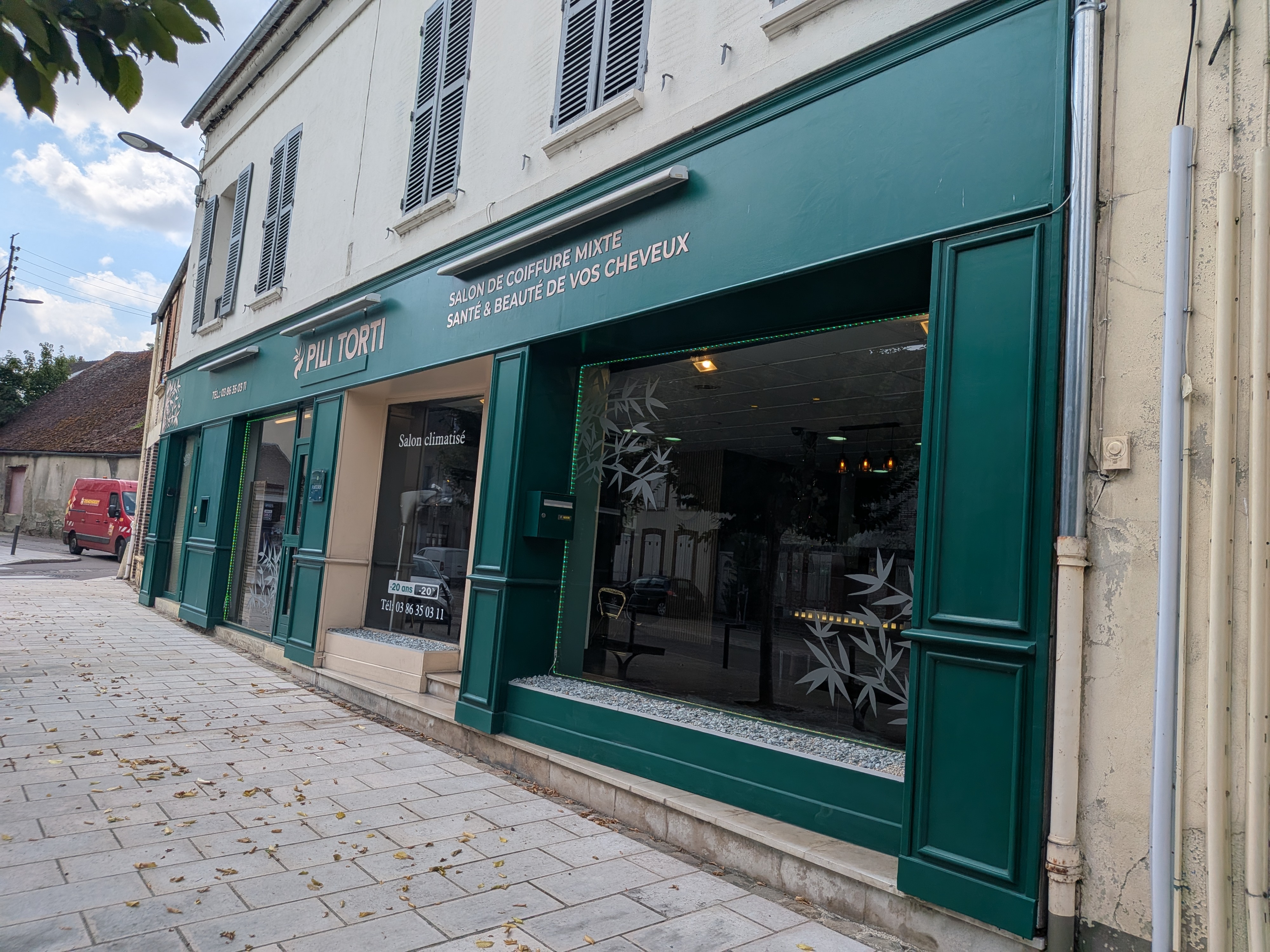 Vent fond de salon de coiffure de 90 m². Bon chiffre d'affaire avec équipe en place, une manager, une employée, une apprentie clientèle fidèle. Bon emplacement Possibilité d'achat des murs avec appartement de 90 m² à l'étage. Avec bonne rentabilité sur l'ensemble
