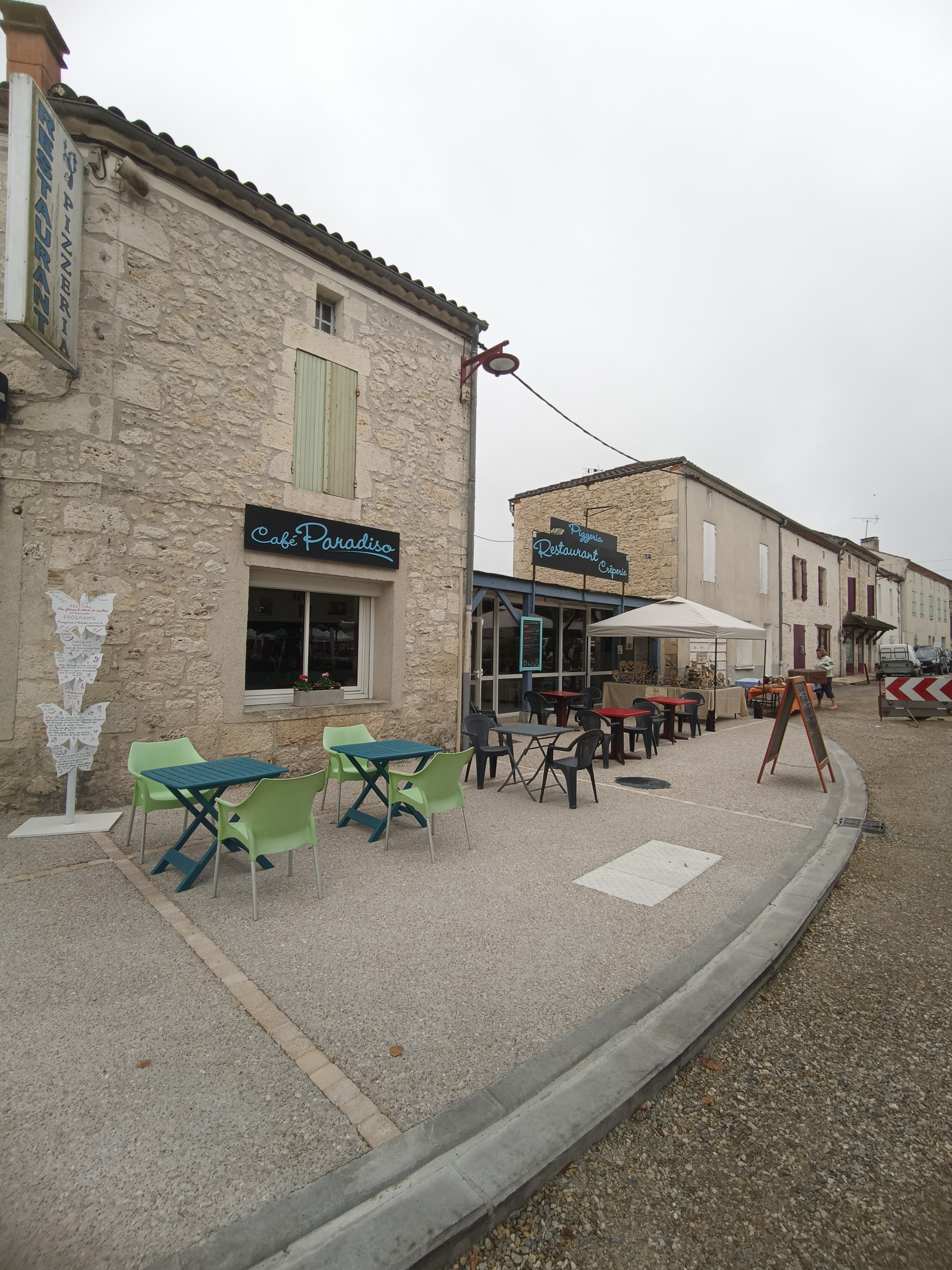 Bar café Restaurant Pizzeria emplacement numéro 1 d'un village de plus de 1800 habitants.a Laroque timbaut qui est à 17 kilomètres de Agen et 17 kilomètres de Villeneuve sur Lot.

Etablissement donnant sur la place principale du village toutes les manifestations principales ce font sur la place.

en vue directe de la départementale principale qui traverse le village mais suffisamment en retrait pour être au calme.

Depuis 10 ans cet établissement n'a pas arrêté d'être rénové ce qui lui a fait plus que doubler son chiffre d'affaire de nombreuses possibilités sont encore envisageable karaoké, concert ,soirée à thème .

le bâtiment dispose de deux appartements, un grand terrain attenant .

L’établissement est référencé dans plusieurs guide donc celui du Grand Villeneuvois qui est dans toutes les offices de tourisme.

le village de Laroque Timbaut est à égale distance :16 km, des 2 plus grandes villes du lot et Garonne (Agen, et Villeneuve sur Lot .)

la superficie totale est de plus de 380 mètres carrés pour le bâtiment , 120 mètres carré de grenier en grande partie aménageable et un terrain privatif de 400 mètres carré .