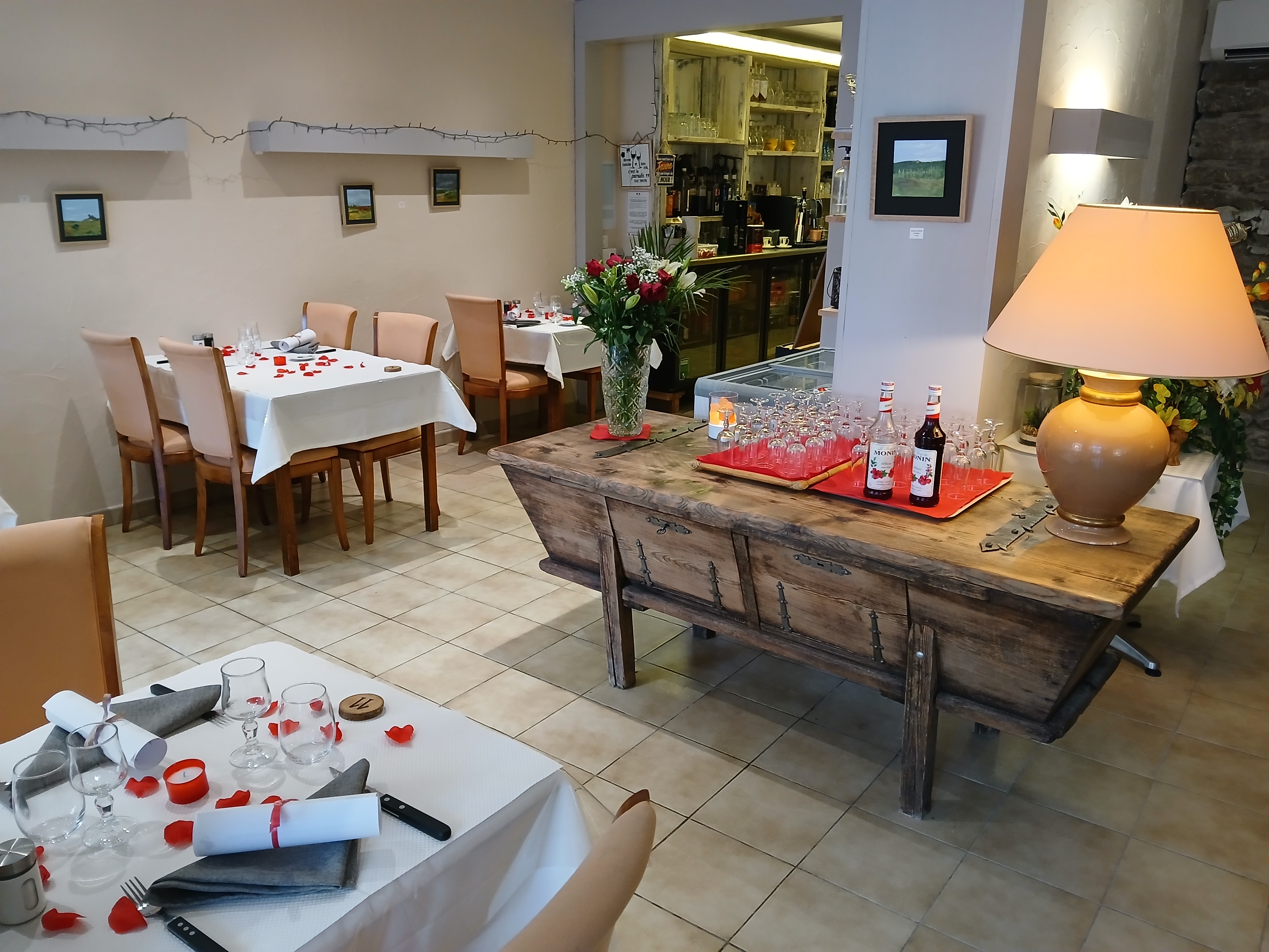 Opportunité Exceptionnelle : Cause retraite, vente de Fonds de Commerce Restaurant avec Licence III incluse. Découvrez ce fonds de commerce idéalement situé dans une commune prisée du sud Aveyron à proximité du viaduc de Millau et bénéficiant d’un emplacement stratégique sur la place principale de ce village dynamique et touristique. Proche de l’A75 et à seulement 45 minutes de Montpellier, Bézier, Cap d’Agde et des plages. Nant (12230), bénéficie d'une vie locale animée avec école, centre médical, salle de sport, piscine et tous les commerces essentiels au quotidien. Réputée pour ses multiples fêtes votives, concerts et événements estivaux, cette localité offre de belles opportunités de développement (notamment grâce à la license III) pour une activité à forte saisonnalité. Vous évoluerez dans un restaurant spacieux de 100m² intérieur et de 80m² extérieur, entièrement refait à neuf et sans aucun travaux à prévoir (rénovation complète en 2024). 
Les installations comprennent : 
Cuisine professionnelle : 40 m², neuve et aux normes HACCP. 
Salle de restaurant lumineuse : 60 m², ambiance agréable. 
Terrasse spacieuse : 80 m² avec un espace salon.
Concept Innovant : Grillades à cuire sur planchas et à partager. 
Capacité : 38 couverts en salle + 50 en terrasse 
Matériel : cuisine et salle équipées à neuf (60 000 € investis récemment) 
Accessibilité : accessible aux personnes à mobilité réduite 
Licence III incluse : (valeur 9 000 €) 
Bail neuf avec un loyer attractif : 800 € HT/mois 
Établissement aux normes HACCP, aucun travaux à prévoir 
Structure souple : salariés uniquement l’été 
Restaurant clé en main : occasion unique de lier travail et qualité de vie 
Ne ratez pas cette chance de reprendre cette activité dans un cadre idyllique et en pleine expansion ! Transition avec accompagnement assuré en cuisine et au service. 💰 
Prix de vente affiché : 98 000 € (à débattre dans la mesure du raisonnable) Possibilité d’acquérir les murs. 
Non soumis au DPE Contact par téléphone ou mail. 
Les informations sur les risques auxquels ce bien est exposé sont disponibles sur le site Géorisques : www.georisques.gouv.fre