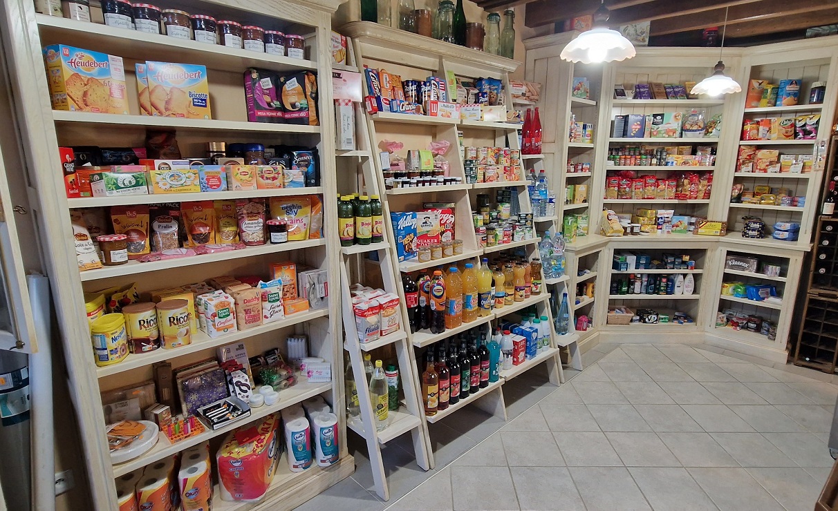 Vous recherchez une opportunité unique dans le secteur des commerces de proximité.
Ne cherchez plus! Nous vous proposons l'acquisition d'un commerce, situé au cœur de la Côte des Bar viticole dans la partie méridionale du vignoble de Champagne.

Cet établissement offre de belles perspectives de développement grâce à ses équipements de belle qualité, d'une licence IV et d'un loyer modéré.

Chiffre d'affaires (2024) de 134k€
Points forts:
Seul commerce sur 30 kms sur le chemin de Compostelle allant de Namur à Vézelay
Petit Bar avec terrasse extérieure
Point dépôt de l'ensemble des vignerons locaux en appellation Champagne
Point dépôt de nombreux artisans locaux
Relai Colis
Point La Poste

Clientèle touristique entre pèlerinage de st Jacques et la route du Champagne mais aussi local entre le village et ses nombreuses fermes isolées sur un rayon de 5kms.