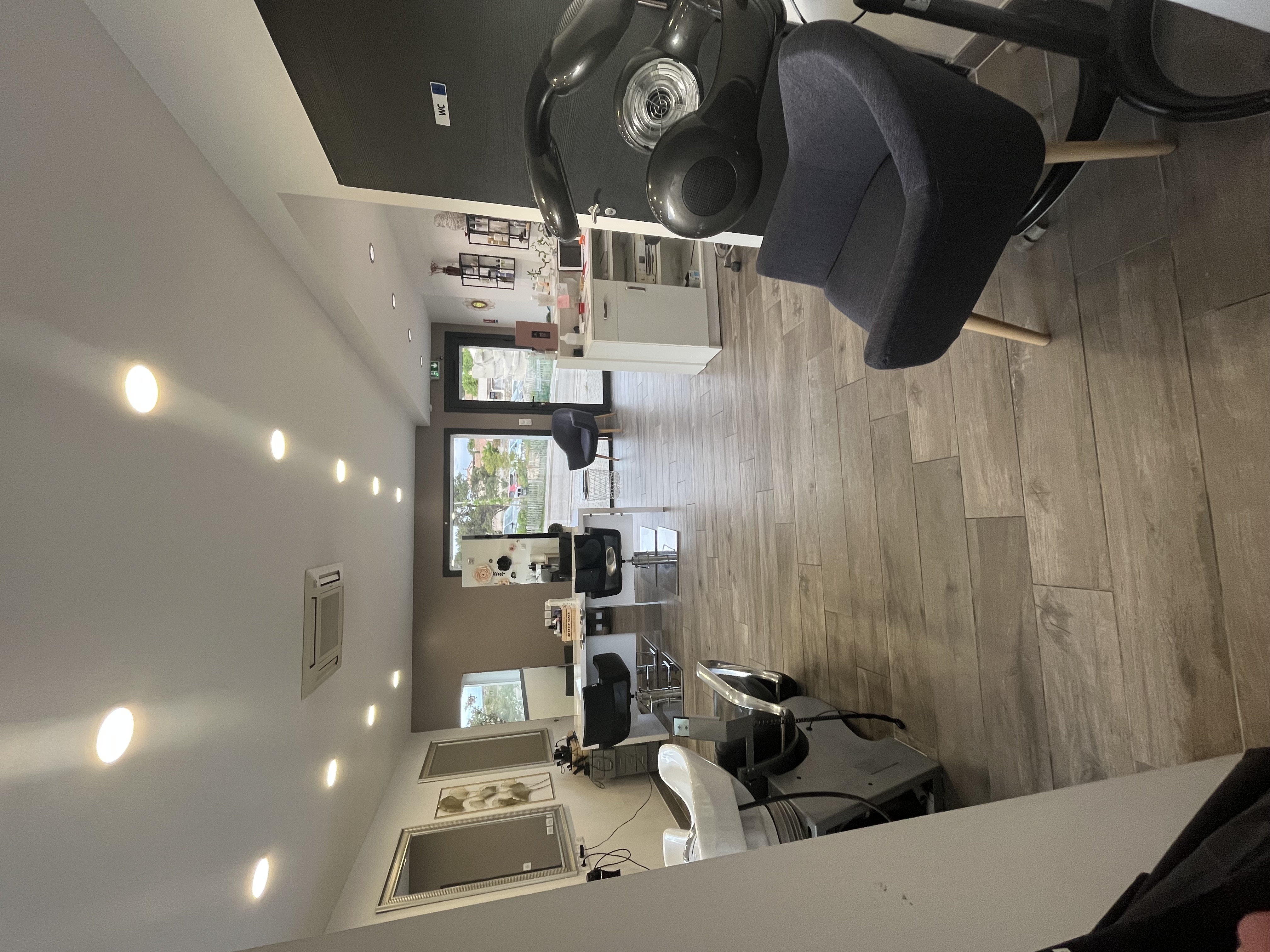 À vendre – Salon de coiffure Lançon-Provence (45 m²) Belle opportunité clé en main ! Salon exploité depuis 2018, 4 postes, 2 bacs, local moderne aucun travaux à prévoir. Faible loyer + parking gratuit à proximité  Clientèle fidèle, bon CA, potentiel de développement. Idéal pour pro souhaitant s’installer rapidement ! Contactez-nous pour + d’infos ou visite.