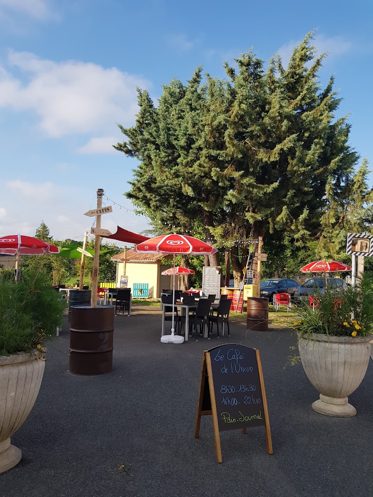 Reprise du bar-tabac-restaurant "Le Saint-Laurent" à Saint-Laurent d'Oingt

Louin est une commune rurale située dans le département des Deux-Sèvres, en région Nouvelle-Aquitaine, au nord-est du département.Elle est bordée à l'est par le Thouet, un affluent de la Loire, et traversée par le Cébron, offrant un cadre naturel unique.Le village compte environ 682 habitants et s'étend sur une superficie de 20,56 km².Parmi les sites remarquables, on trouve l'église Saint-Martin, l'hypogée gallo-romain classé depuis 1916, ainsi que le barrage et le lac du Cébron.Louin est également traversée par le sentier de grande randonnée GR 36, et la Vélo Francette

Activités possibles : ​Restauration, bar, animations, épicerie, presse, relais colis, dépannage tabac, dépôt de pain

Le local :

● Aménagé et équipé, clés en main
● Cuisine professionnelle à disposition (équipement, matériel, ustensiles) 
● Bar et salle neufs
● Logement compris

Contrat proposé : ​

Sous location des éléments composant le café (matériel, Licence IV ...). Vous rejoignez le parcours " Tremplin" du réseau 1000 Cafés, et pouvez bénéficier d’un service d’accompagnement personnalisé à l'ouverture.

Aspects financiers : ​

Apport financier pour stock produits et trésorerie initiale à prévoir​ : 7 à 10K€
Dépôt de garantie : 1640€
Redevance mensuelle : 820HT/mois

Profil de gérant recherché : ​

● Vous possédez des vraies qualités de commerçant et une vive volonté d’entreprendre. ​
● Vous souhaitez vous engager en faveur de la ruralité et en comprenez les enjeux. ​
● Vous justifiez d’une expérience significative dans le secteur de la restauration et maitrisez les techniques culinaires essentielles, ainsi que les normes d’hygiène et de sécurité.​
● Vous avez des bases solides en gestion et faites preuve de rigueur et d’organisation.​
● Vous envisagez d'être propriétaire de votre fonds de commerce à court ou moyen terme.