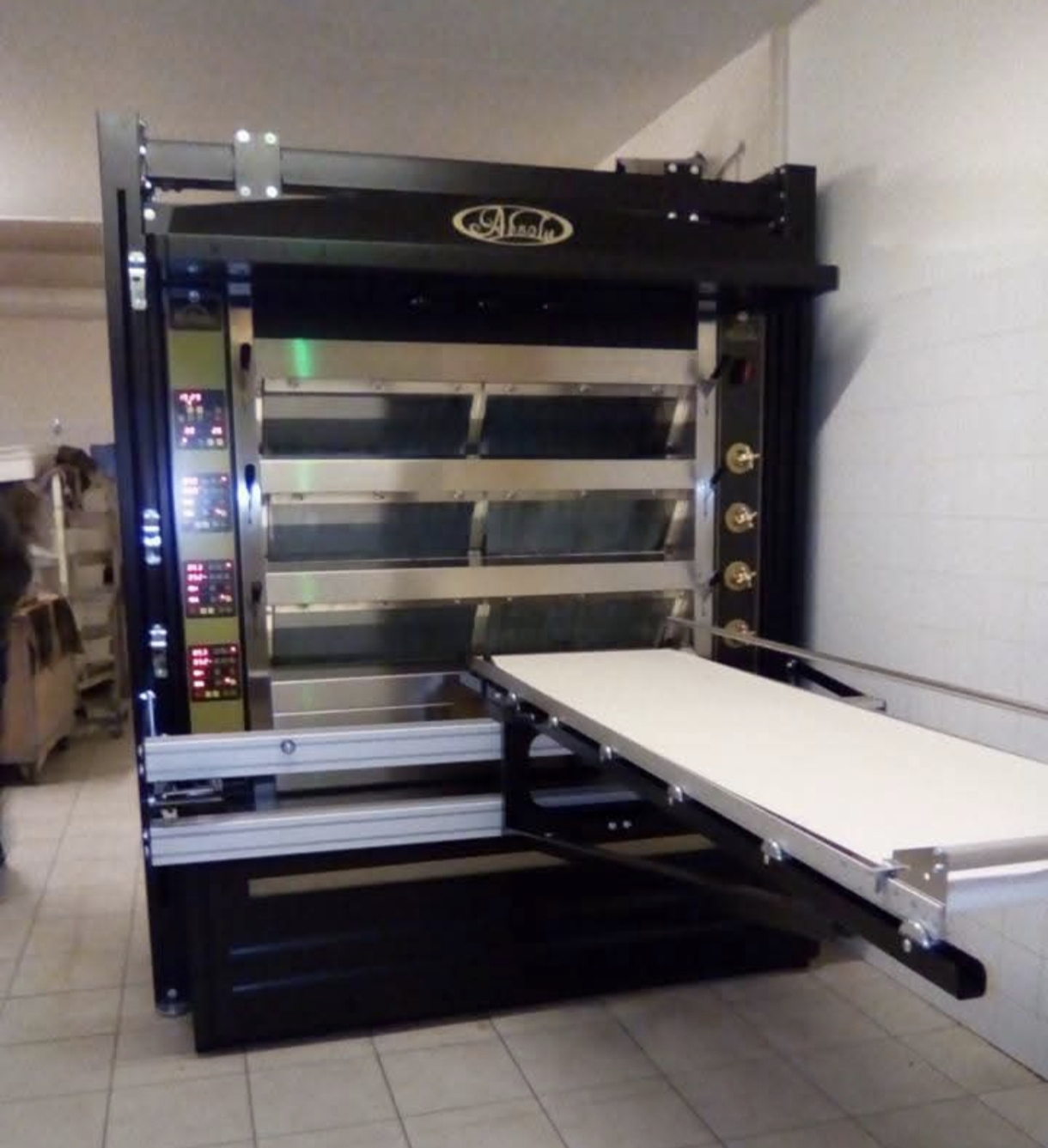 A vendre Charmante boulangerie dans un village médiéval proche de l océan 
- chiffre d affaire stable et attractif
- locaux et matériels bon état 
- four 10 ans entretenu 
- activité constante toute l année 
- logement attenant 
- possibilité d' achat des murs