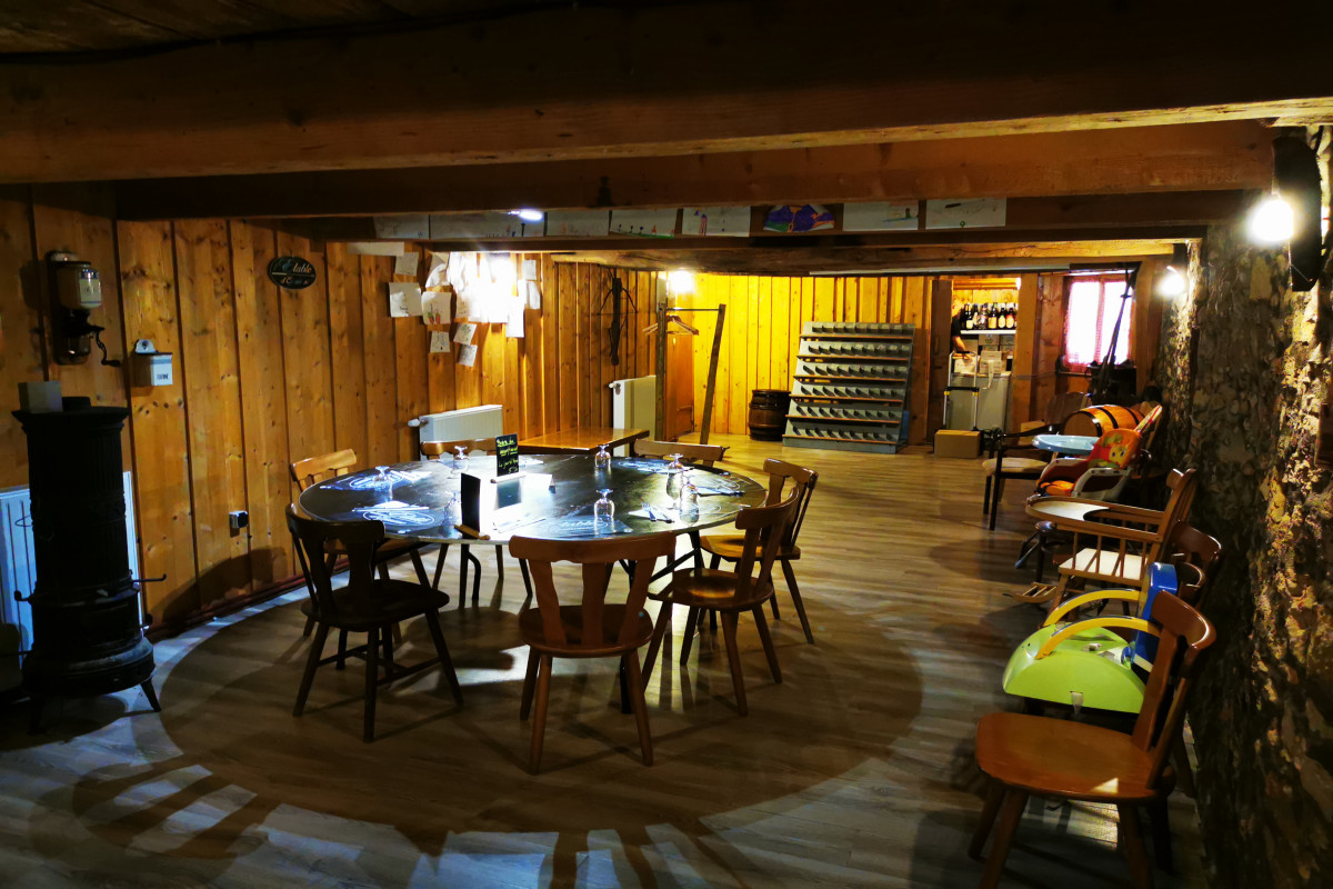Fond de commerce Restaurant de 70 places  et 30 en terrasses.  A vendre dans un petit village. LicenceIV. Bonne possibilité et chiffre d affaire de 130000 e HT.
