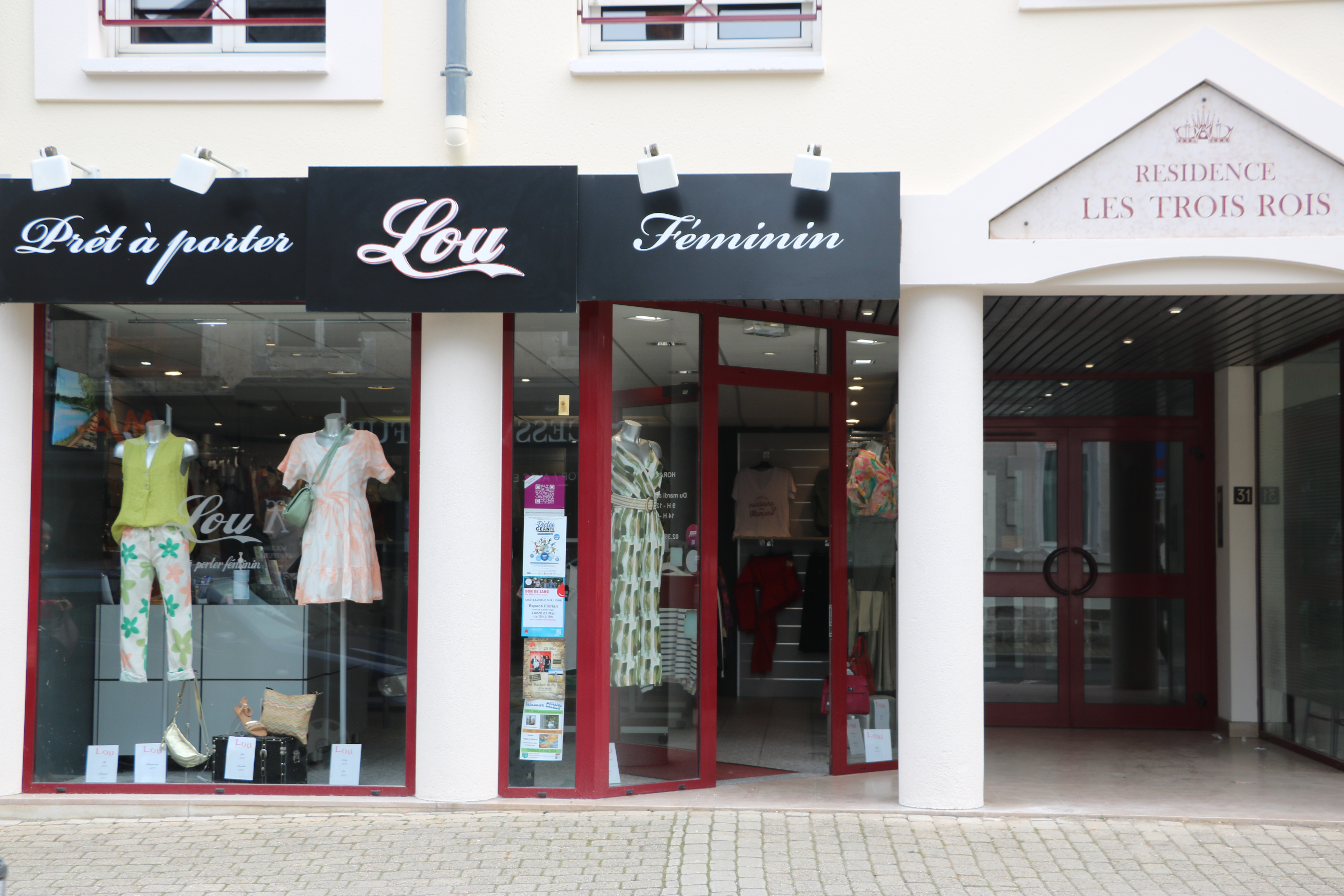 Cause maladie, fonds de commerce de Prêt à Porter Féminin et articles de mode dans la ville de Châteauneuf sur Loire, bénéficiant d'une visibilité commerciale de qualité, grâce entre autre à sa longueur de vitrine, de stationnements directs et d'un environnement commercial dynamique. Local de 100m2, composé d'un point de ventes de 75 m2 et 15m2 de réserve.
Bon état général, peut-être prévoir quelques petits travaux de personnalisation, pour vous l'approprier.
Excellente activité commerciale, fonctionne toute l'année, clientèle locale et touristique de qualité et fidèle. 
Ravalement de la façade faîte cette année.
Loyer de 1140 euros, droit au bail 3/6/9, en cours depuis le 30/06/2018.
Taxe foncière 1027 euros, charges chaque trimestre 300 à 500 euros.
CA en moyenne de 170000 HT euros et bénéfice de 30 000 euros
Bilans à disposition.
Curieux s'abstenir, prise de rendez-vous pour plus d'informations.