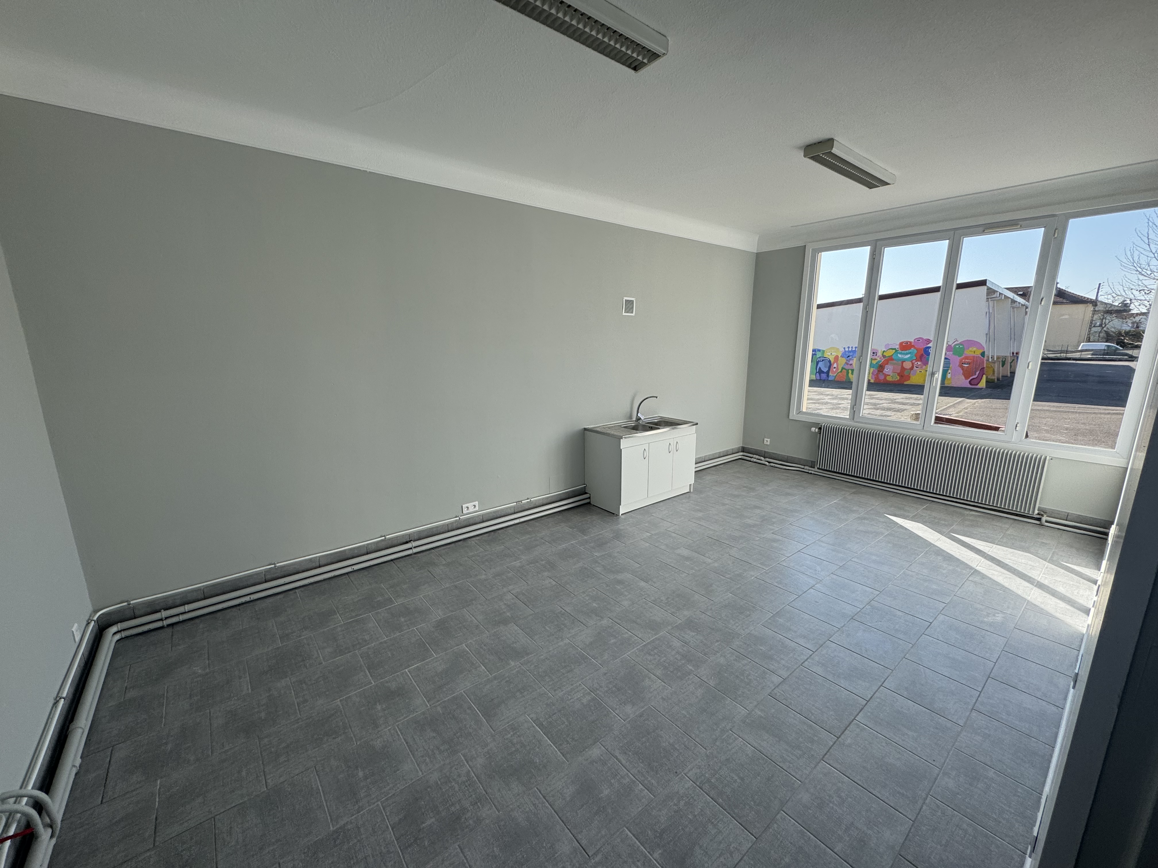 Local à vocation médical.
Commune de 1200 habitants, Nous sommes situé à 10 minutes d'Epinal et 30 minutes de Nancy.
Nous avons une gare et des transports en commun.
Nous mettons à la location un local à vocation médical ou Paramédical. Nous recherchons un/e médecin ou un/e infirmière ou un/e orthophoniste.............
Ce local est constitué de 2 pièces ( 1 salle de consultation et une salle d'attente pourquoi pas) ainsi qu'un toilette équipé PMR. Ce local est baigné de lumière
Ce local se situe en plein centre du village à l'entrée d'une école primaire ( 100 enfants)
Nous sommes prêt à offrir la première année de location si un engagement de plusieurs années peut être conclu.
Par la suite le loyer est de 500€ chauffage et électricité compris. Seulement à votre charge l'abonnement téléphonique et internet.
Nous sommes joignable à votre convenance