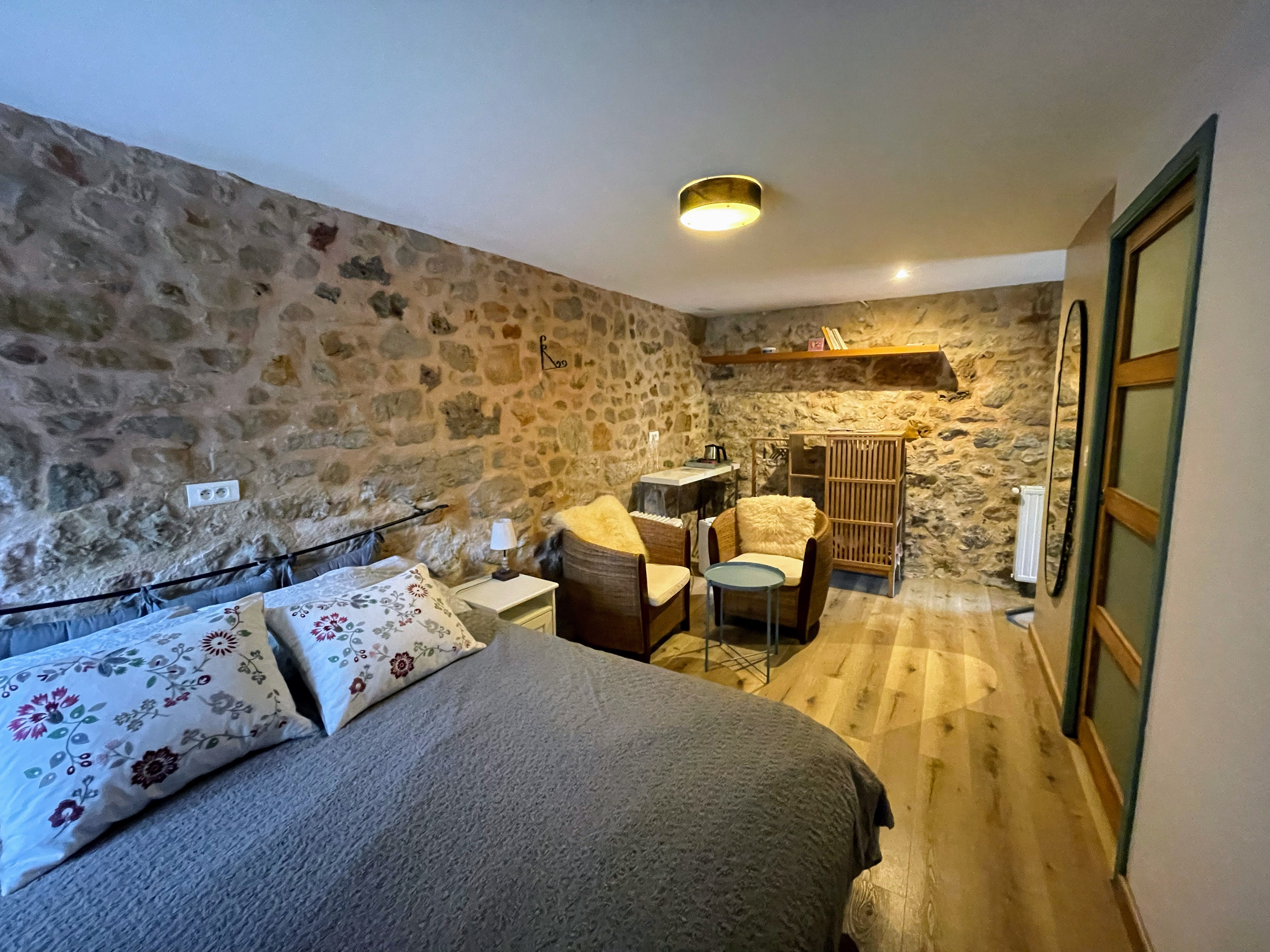 Maison typiquement Périgourdine en pierres de 160M2 4 chambres (possibilité 5) et 4 sdb. Cuisine, SAM, Sauna, caves + Un gîte en pierres de 60M2. 

Située en pleine nature au coeur du Périgord noir et au calme, la maison fait partie d'un petit hameau au creux de la vallée du Douime. Idéale pour maison d'hôtes ou recevoir une grande famille.

Si vous souhaitez plus d'informations ou de photos, n'hésitez pas à nous contacter.