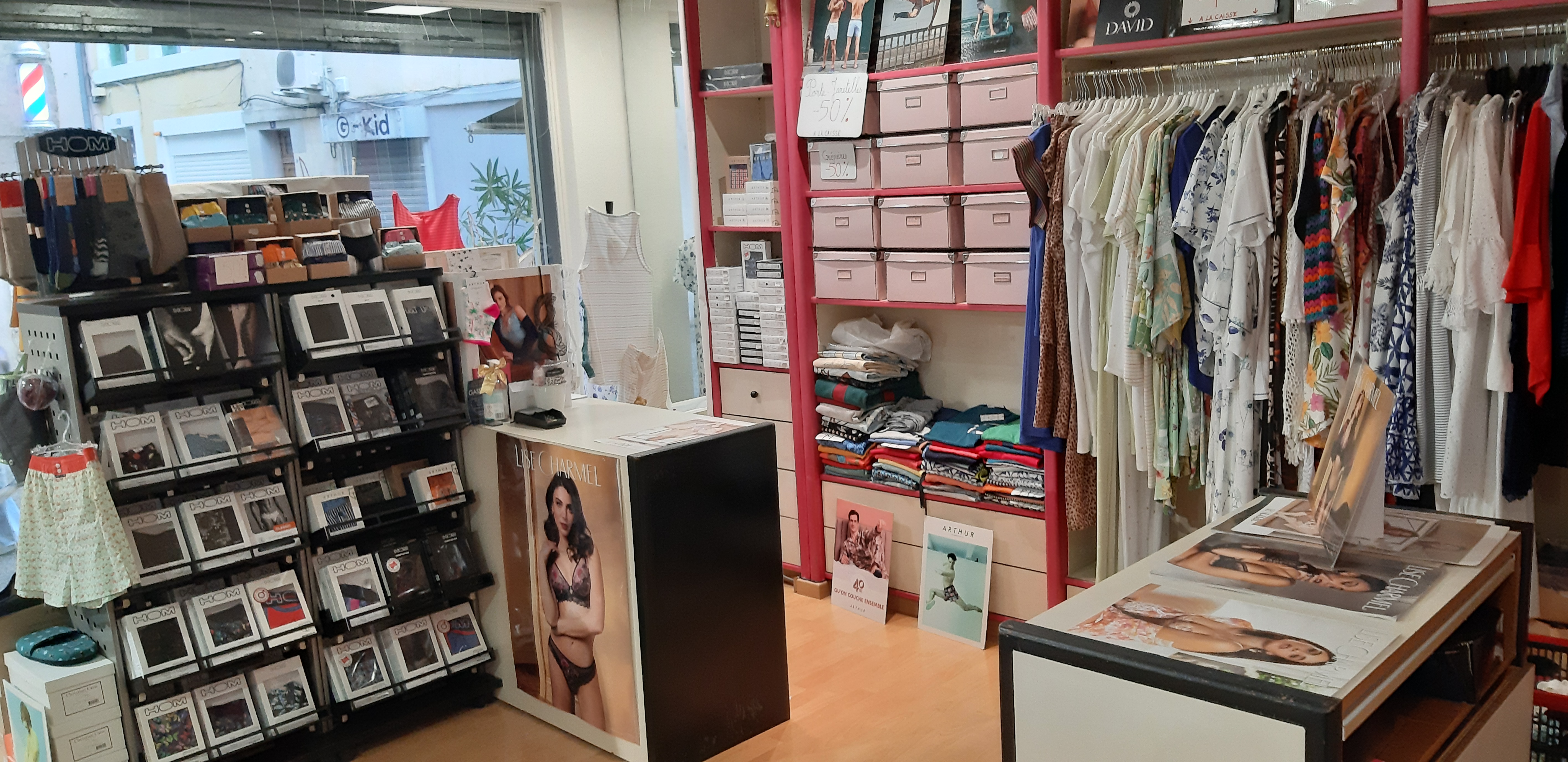 Jolie boutique de lingerie, maillots de bain, vêtements femmes et hommes de marque. Située dans la zone piétonne du centre ville de Martigues . 
Aucune concurrence sur la ville. Clientèle fidèle depuis 34 ans. Bonne rentabilité. 
Départ à la retraite.  Possibilité de développer le e-commerce et les réseaux sociaux.