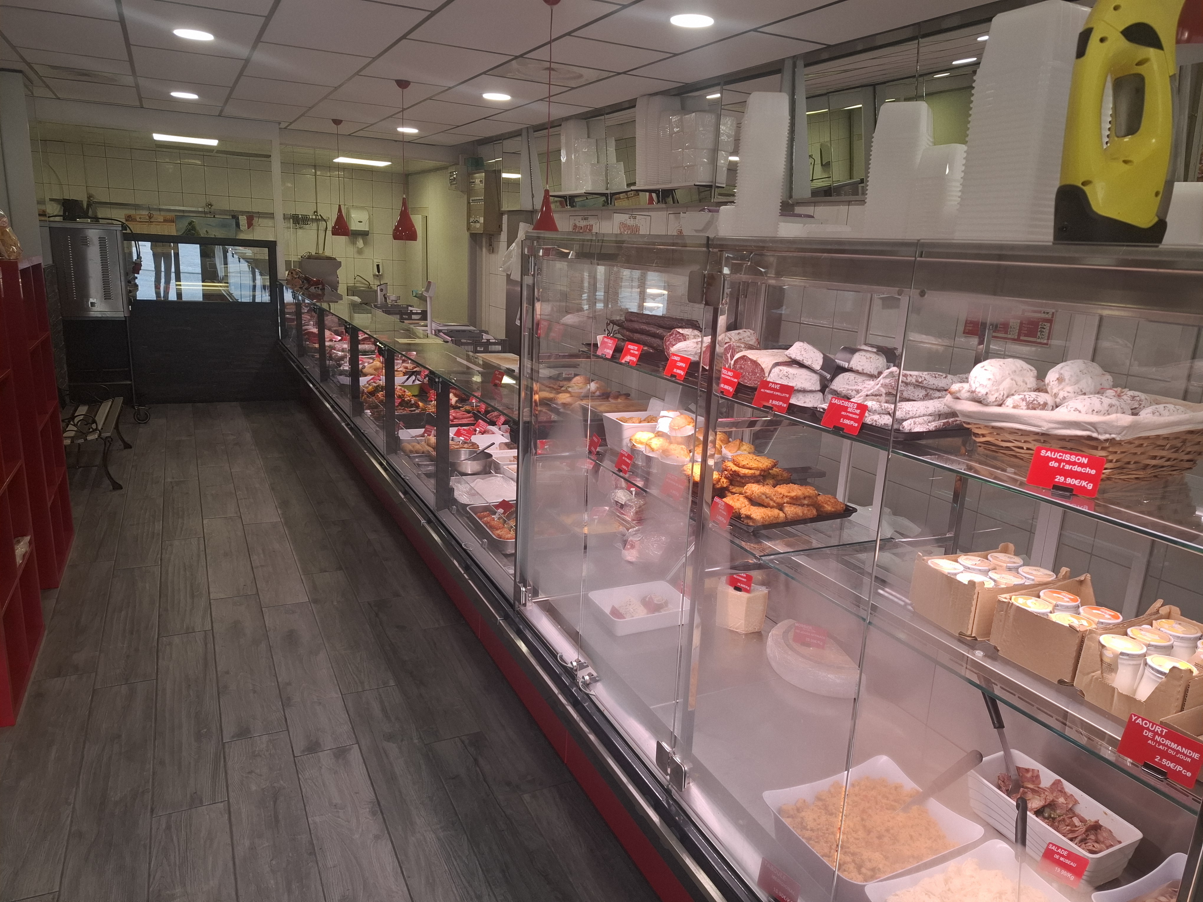 A saisir Boucherie charcuterie centre ville...toute equipè...place de parking
Aucun travaux a prevoir...CA 2025 : 328000 ht... 12 metres lineaire vitrine 4 ans....vente changement de region.
Magasin ouvert 4 jours et demi par semaine...850 euro loyer
Prix 40 000 euro
Tel 07 85 45 01 61