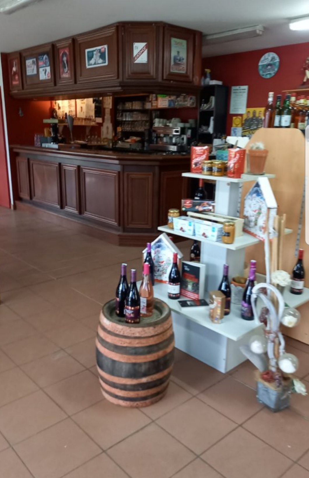 Reprise d'une épicerie bar à Mazeray (Charente-Maritime)

Vous rêvez de gérer un commerce de proximité dans une commune rurale charmante et accueillante ? À Mazeray, village pittoresque de Charente-Maritime, une épicerie bar bien implantée est à reprendre !

Caractéristiques du commerce :

Double activité : épicerie avec produits locaux et bar convivial.

Clientèle fidèle et régulière, constituée des habitants de Mazeray et des environs.

Local spacieux et entretenu avec un potentiel de développement : possibilité d’ajouter une petite restauration, animations ou événements.

Emplacement idéal au cœur du village, avec un bon flux de passage et un environnement calme et agréable.

Aucune concurrence directe dans les environs immédiats, offrant une belle opportunité commerciale.

Situé à seulement quelques minutes de Saint-Jean-d'Angély, ce commerce est un véritable lieu de vie pour les habitants de Mazeray. L'épicerie bar représente un centre de rencontres et d'échanges qui peut s'adapter à vos projets : développement de produits locaux, animations, ou encore un espace convivial pour les visiteurs.

Pour qui ?

Idéal pour une personne ou un couple souhaitant s’investir dans la vie locale, ce commerce offre un cadre de vie paisible et des perspectives d’évolution intéressantes.

Pour plus d’informations et organiser une visite, n’hésitez pas à nous contacter.

Rejoignez une belle communauté et contribuez à la vie locale de Mazeray !