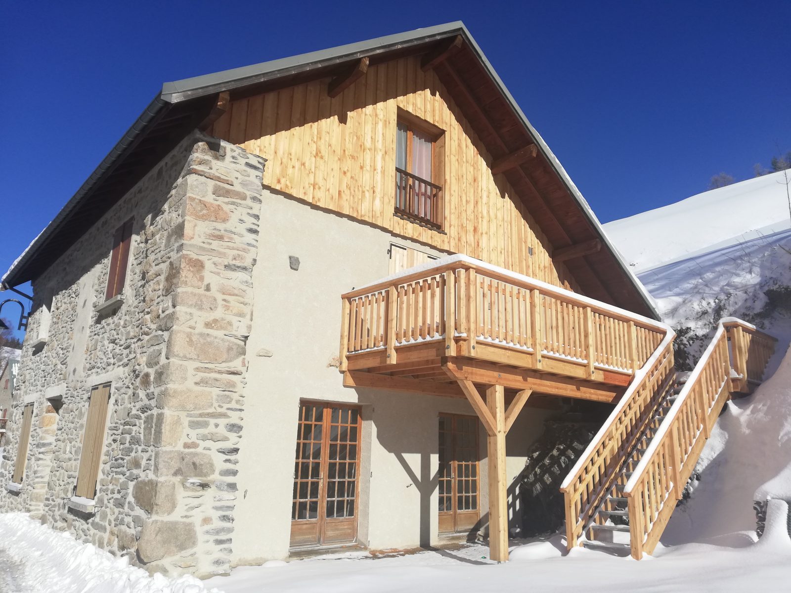 Exploitation Auberge et gîtes de montagne à reprendre : 1 auberge et 2 gîtes.
Situation : Village de Villard Reymond 38520, altitude 1650m, massif de l’Oisans, Parc National des Ecrins.
Période : 3 ans à compter du 1er mai 2025
Descriptif : 
• Auberge Gîte de l’Eau Blanche, salle restaurant de 100m2, cuisine professionnelle, grande terrasse aménagée et vue panoramique exceptionnelle, hébergement pour 16 personnes (2 chambres et un dortoir).
• Gîtes du Grand Renaud et de Prégentil : 2 gîtes bien équipés pour accueillir chacun, 4 à 6 personnes dans une ambiance montagne chaleureuse et confortable.

Vous trouverez le lien de la convention ci-joint : https://www.villard-reymond.fr/82-766-79-annonces-gite-eau-blanche-contrat-annuel-saisonnier.html