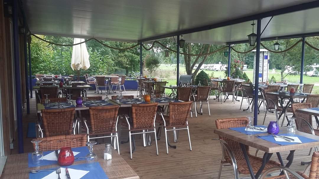 À VENDRE – RESTAURANT AVEC LOGEMENT – BORDS DE SAÔNE A CORRE (HAUTE-SAÔNE)
Opportunité rare!!

Situé dans un cadre exceptionnel, au cœur d’un port en bord de Saône, le restaurant La Marina bénéficie d’un environnement calme, touristique et très agréable, idéal pour une activité saisonnière ou à l’année.

Côté restaurant :

Salle intérieure d’une capacité de 40 couverts
Belle terrasse couverte et ombragée de 80 couverts, très appréciée en période estivale
Emplacement privilégié avec vue et proximité directe de l’eau.

Les points forts:

*Cadre naturel exceptionnel en bord de Saône.
*Fort potentiel de développement 
(événementiel, soirées à thème, etc)
*Clientèle fidèle et de passage 
*Outil de travail prêt à l’emploi.

Idéal pour allier qualité de vie et activité dynamique. 

Côté habitation :

À l’étage, vous trouverez :

Un studio indépendant comprenant :
Un salon
Une kitchenette
Une chambre
Une salle de bain avec WC
Une terrasse
Un second espace de vie indépendant comprenant :
Un grand salon
Deux chambres
Une salle de bain
Un WC séparé
Un grand balcon

Ce bien offre de nombreuses possibilités : exploitation en restauration, investissement locatif (saisonnier ou annuel), ou projet de vie avec logement sur place.

Atouts :

Cadre naturel et touristique
Belle capacité d’accueil
Logements indépendants
Fort potentiel de développement.

**Étudie toute proposition de financement**

Pour plus d’informations ou organiser une visite, n’hésitez pas à nous contacter.
06 04 48 14 82. 

A bientôt Coralie et Jean-Noël ⚓️
