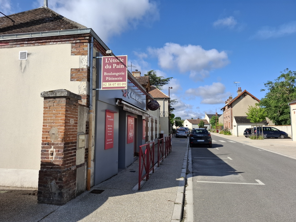 Bail commercial à vendre relatif à un commerce de Boulangerie-Pâtisserie.
Placé au cœur du village de 1250 habitants.
Ce commerce est équipé du matériel nécessaire à la fabrication sur place.
Un appartement de Type F3 est attenant au commerce.

Pour tous renseignements s'adresser à la Mairie au 02.38.97.83.91