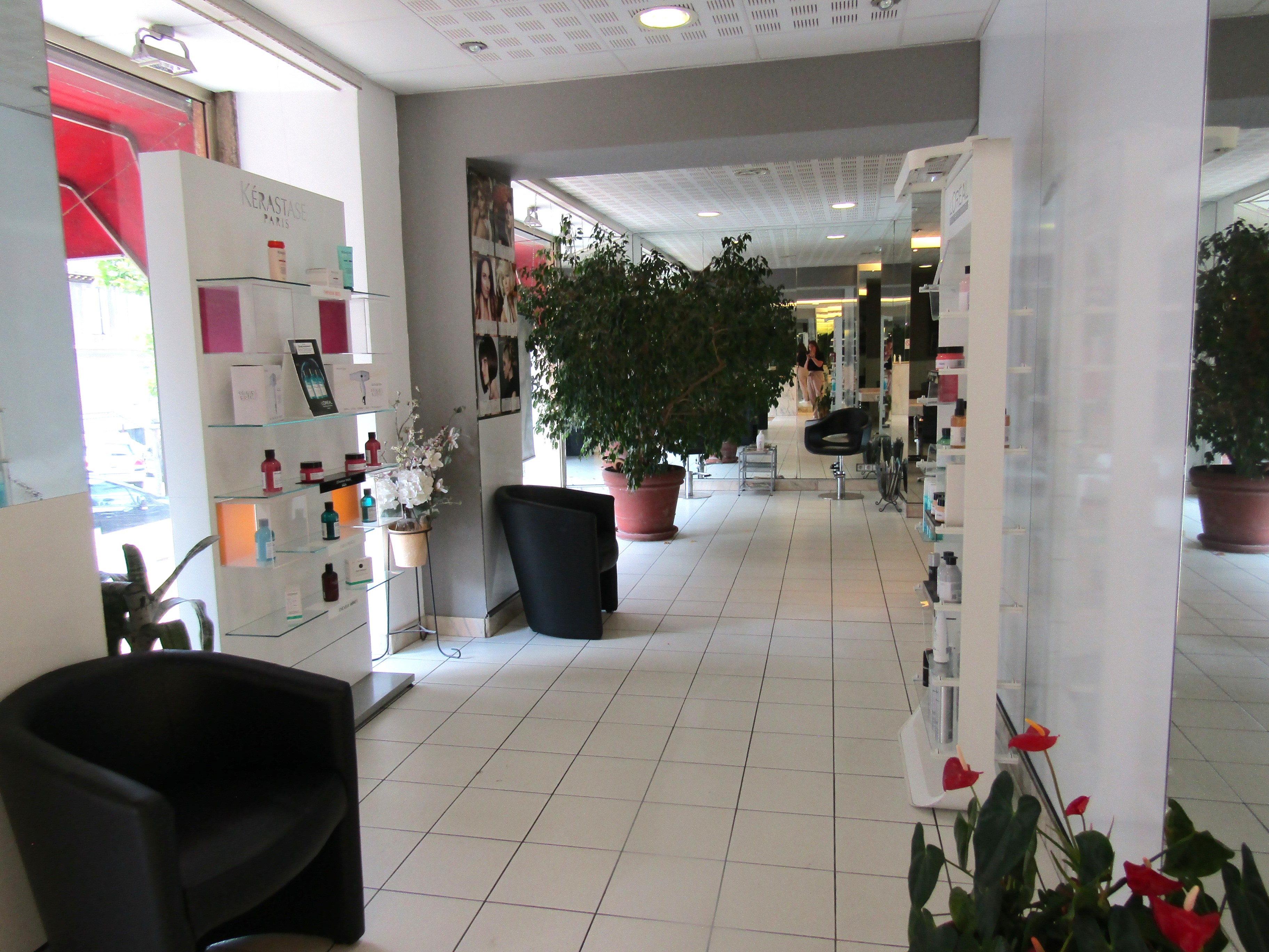 Vente d’un fonds de commerce d’un salon de coiffure mixte, créé il y a plusieurs décennies. 
Ce salon lumineux permet d’accueillir femmes, hommes et enfants. Il est équipé de 4 à 6 postes de coiffage, de 3 bacs shampoing et de tout le matériel nécessaire à l’exploitation. 
L'espace de travail est spacieux, il garantit un environnement agréable pour les clients et les employés. Il y une salariée en poste (CDI). 
La surface commerciale (70 m²) peut permettre le développement d’activités annexes (barbier, vente de produits, esthétique, etc.). 
Ce salon de coiffure traditionnel est implanté dans une ville de 12 000 habitants, au cœur de la préfecture de la Lozère. Il est idéalement situé : proche des autres commerces, à l’entrée du centre-ville et il profite de places de parking devant l’établissement. Enfin, il se trouve en bordure boulevard principal de la ville et bénéficie de deux grandes vitrines offrant une excellente visibilité. 
Le cédant est disponible pour accompagner le repreneur durant les premiers mois. 
 
Bail commercial : 1 100€ / mois, sans taxe.