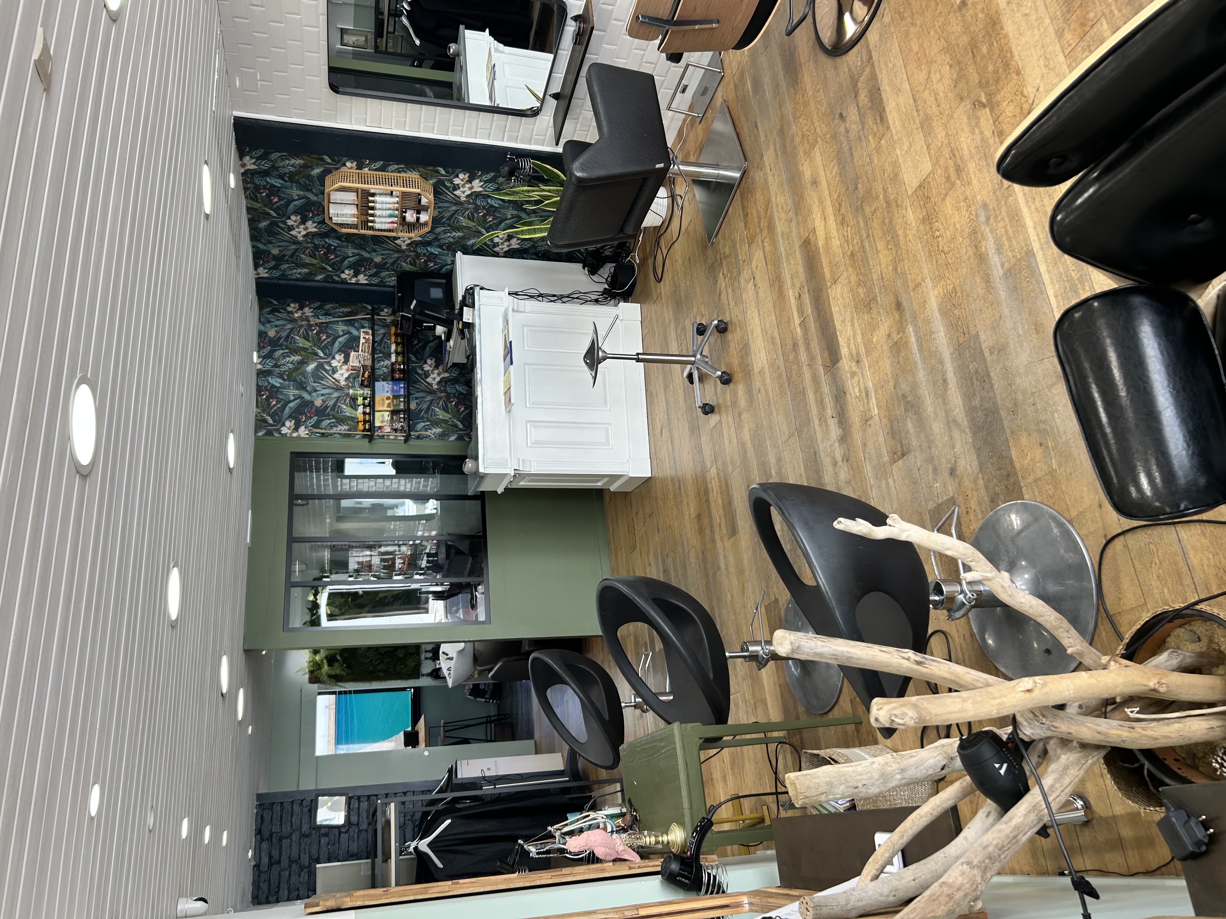A VENDRE - Salon de Coiffure idéalement, située dans le golfe du Morbihan
Vous rêvez d’un cadre de travail exceptionnel, entre terre et mer ? Ne manquez pas cette opportunité unique !
–Emplacement stratégique : en plein, centre-ville, une région, très prisée et touristique.
–Affluence, saisonnière exceptionnelle : clientèle, multiplié par cinq en été, grâce au fort passage touristique et à une clientèle, fidèle locale.
–Salon, prêt à l’emploi : entièrement équipé, décorer avec goût, matériel en excellent état. Aucun travaux à prévoir
Clientèle, fidèle et réputation établie dans la région.
–Surface optimiser pour un accueil chaleureux avec plusieurs postes de coiffage
–bail en cours avec loyer attractif.
Idéal pour un(e) professionnel (le) souhaitant s’installer dans un cadre de vie exceptionnel, tout en bénéficiant
d’un fort potentiel de chiffre d’affaires saisonnier
Contactez-moi pour plus d’informations ou organiser une visite !