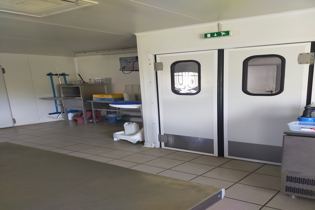 Atelier comprenant 1 alarme, 1 chauffage réversible climatisation, 2 chambres froides, 1 lave vaisselle,  2 fours, 1 piano, 4 plan de travail, 1 cellule de refroidissement,  1 frigo, 1 batteur, 1 vestiaire,  1 douche, etc... reste 8 mille mètres de terrain viabilisé à  construire