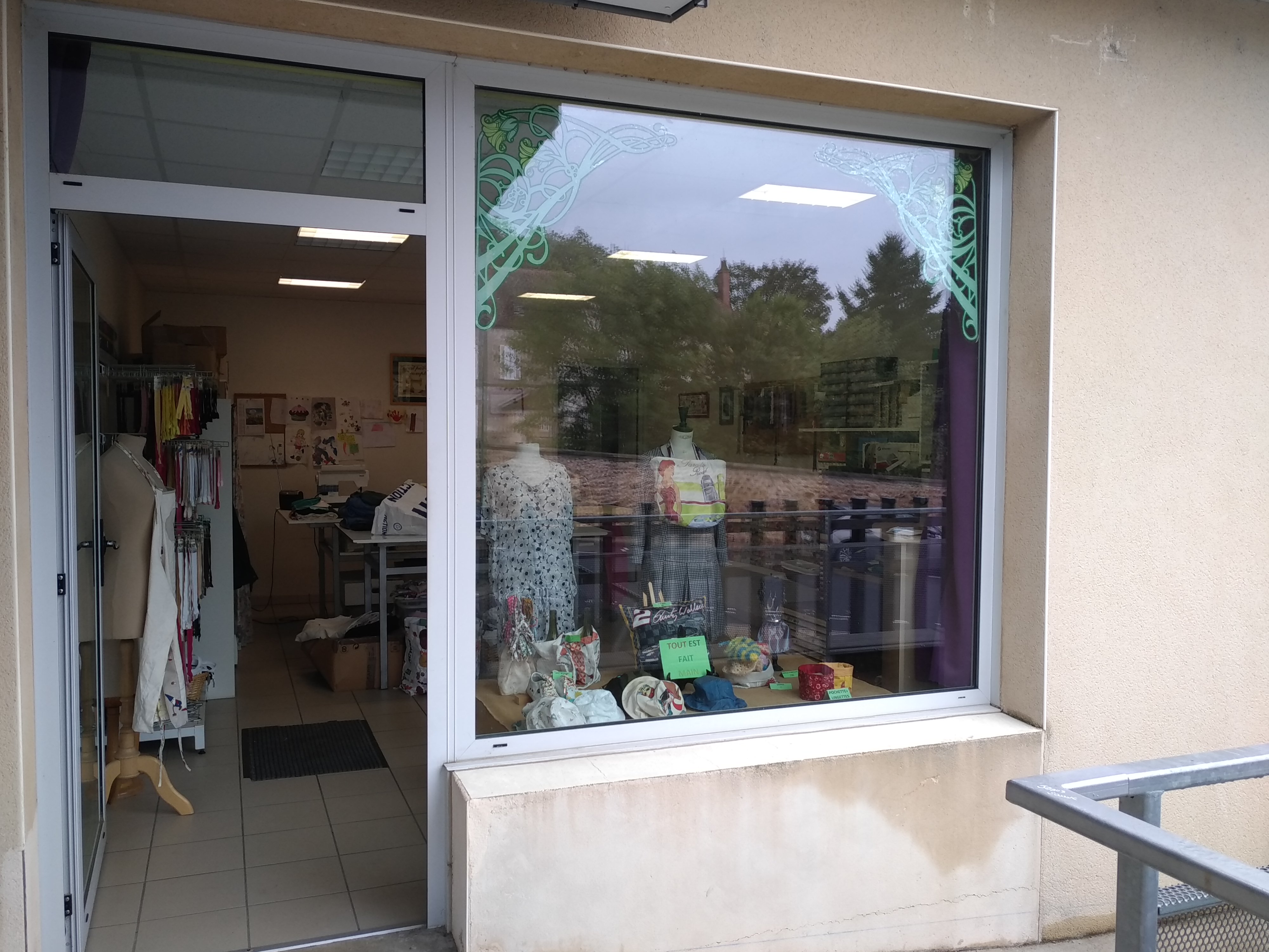 Cause retraite, atelier de couture – retouche – mercerie à reprendre. 

L’activité est implantée depuis plus de 20 ans et bénéficie d’une clientèle fidèle. Le local commercial est situé sur la place commerçante de la commune et dispose à la fois d’une bonne visibilité, de nombreuses places de stationnement ainsi que du passage des commerces voisins. 
Tronget compte l’ensemble des commerces de proximité et services de santé, une maison d’assistantes maternelles, une école et un collège.

Le local commercial de 28 m2 avec vitrine est composé d’une pièce principale, d’une réserve et de toilettes.

Le fonds comprend le stock de mercerie, les mannequins, 2 machines à coudre et le mobilier de l’atelier.

Conditions de reprise :
- Fonds de commerce à vendre : 15 000 €
- Local à louer : 210 € / mois hors charges (bail commercial 3/6/9)

Cette opportunité vous intéresse ? 
Contactez le Lieu Unique d’Accueil de Communauté de Communes du Bocage Bourbonnais pour candidater : e.prevault@ccbb.fr / 07 64 35 62 34