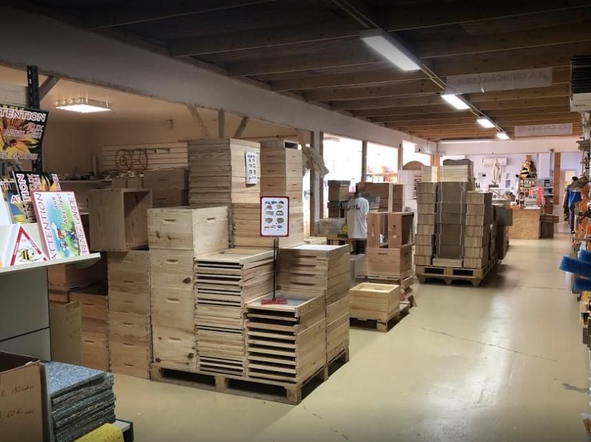 A reprendre, entreprise familiale dans l’apiculture, existante depuis 1989, suite changement de vie.
Cette entreprise est spécialisée dans le domaine apicole, avec un magasin de matériel apicole de 280 m², un musée de l’abeille, une boutique de produit locaux, souvenirs. 
Les ventes de produits de la ruche et de matériel apicole se font en B&B, B&C et via internet.
Atelier de fabrication (pain d'épices, pâte à tartiner...) et de conditionnement
Vente via un distributeur automatique de produit de la ruche également.
Beau CA et fort potentiel de développement sur les deux boutiques.
Beau fichier client avec suivi des ventes, B&B et B&C.
Le local est d’une superficie de 1500 m² avec 5000 m² de parking, composé d’un espace de vente de 280 m², salle d’exposition d’env 350 m², 3 bureaux, 5 laboratoires ou pièce de stockage et d’un entrepôt de 450 m² avec un grenier de stockage charge légère de 350 m².
-	Possibilité de reprendre également l’activité production, miel, reines, essaims… cheptel de 200 colonies (prix à déterminer).
3 salariés + le gérant est actuellement en poste.
Aucune concurrence à 35 km.
Location du local de 1500 m² sur grand axe passager : 3.00 € HT/m² / mois.
Location des pièces Musée : 500 € HT/ mois.
Location des brevets et autres : à négocier.
Prix de vente :  650 000 € comprenant le fonds de commerce, le stock ainsi que le matériel nécessaire à l’entreprise.