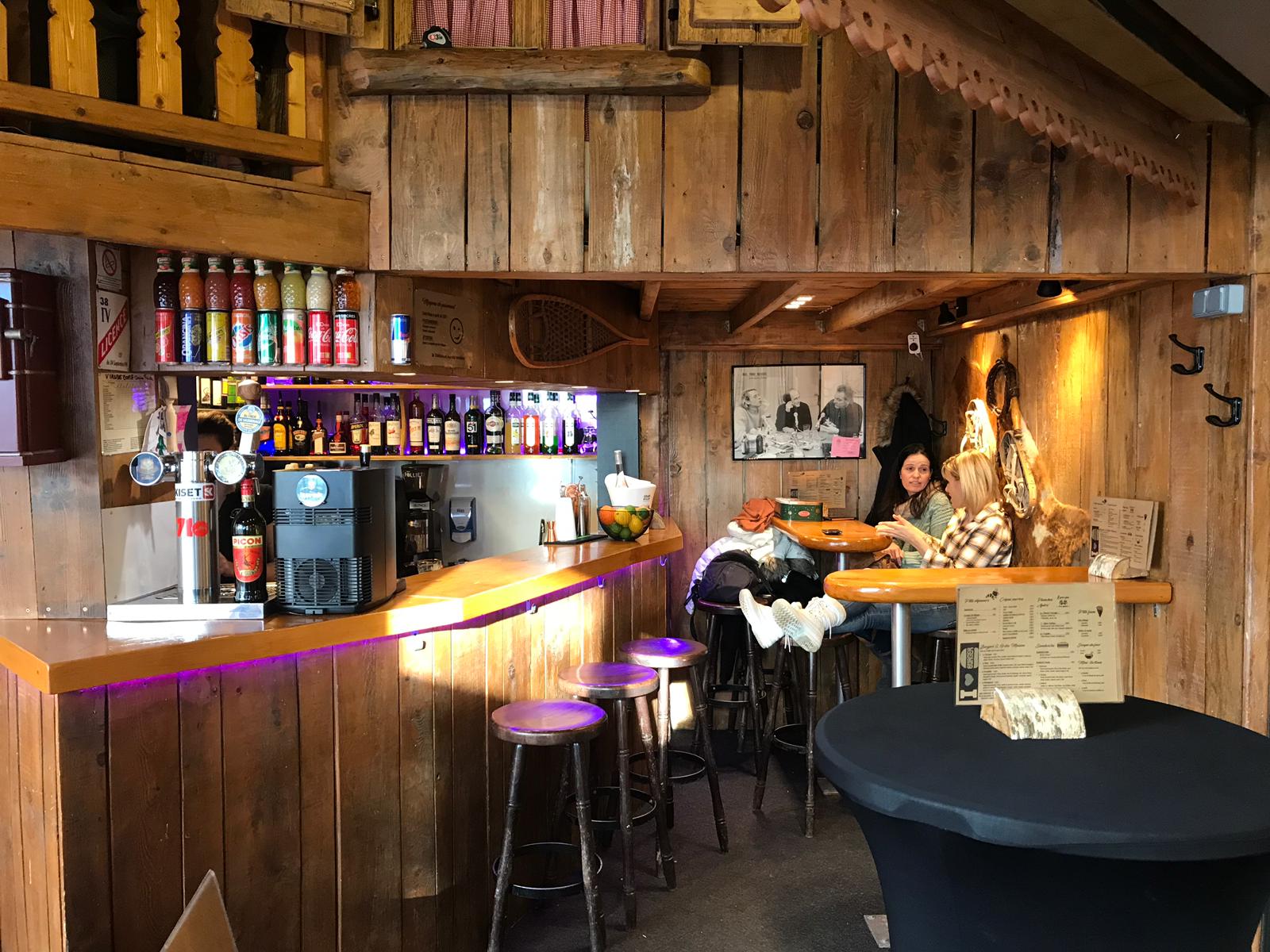 Bar a tapas -  burger 
Plein centre d'une station de ski
Affaire saisonnière 

Idéal couple ou pour 2-3 personnes. 

Petit investissement 
Terrasse neuve 
Pas de contrat brasseur 
Grande réserve 

N'hésitez pas à me contacter pour plus d'information. 

A bientôt