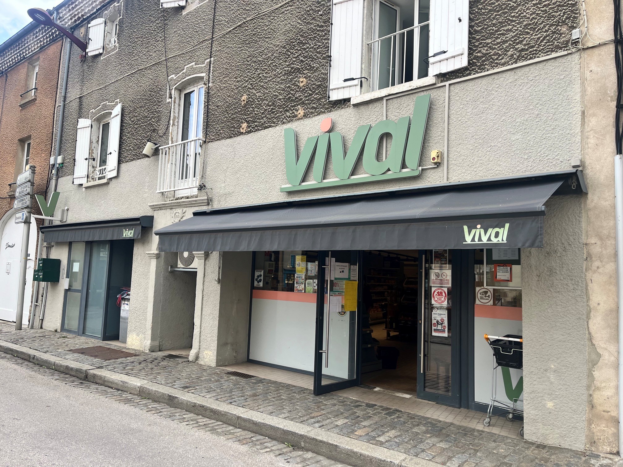 Belle opportunité de reprise d'un VIVAL clé en main situé dans un petit village Auvergnat authentique aux confins de la Haute-Loire, du Puy de Dôme et du Cantal, à quelques kilomètres de BRIOUDE (43).

Surface de vente assez grande pour le confort des clients (150m²) et une réserve importante.
CA au dernier bilan de 348 000 € TTC avec une réelle possibilité de le faire croître via une amplitude horaire à modifier (ouvrir impérativement le dimanche), de nouveaux services à développer (FDJ, relais-colis, marée TRAD, fromage & charcuterie à la coupe) et une nouvelle dynamique commerciale à mettre en avant.  
[Boutique actuellement ouverte du mardi au samedi de 08h à 12h30 et de 15h30 à 19h15]
Pas de travaux à prévoir et la concurrence alimentaire la plus proche est à 10 minutes en voiture.

Loyer mensuel TTC de 1100€ TTC 
Vente du fonds de commerce à 80 000 € 
Pas de frais d’agence !
Profil solo uniquement recommandé (pour commencer). 

Peu de services actuellement (produits locaux et quelques livraisons à domicile) ; des commerces complémentaires à proximité (fleuriste, pizzéria, 2 restaurants, boulanger, bar/tabac) et collaboration avec certaines associations. Un grand camping à proximité ; une accessibilité à l'A75 très rapide, un patrimoine architectural riche et un environnement naturel et vert permettront de se sentir rapidement très à l'aise dans cette reprise !

Si votre profil correspond à un vrai commerçant multi-services de sa bourgade, n’hésitez pas à nous solliciter !
Optez pour une franchise dont vous serez 100% INDÉPENDANT !

*photos non contractuelles
Réf. annonce 423476
