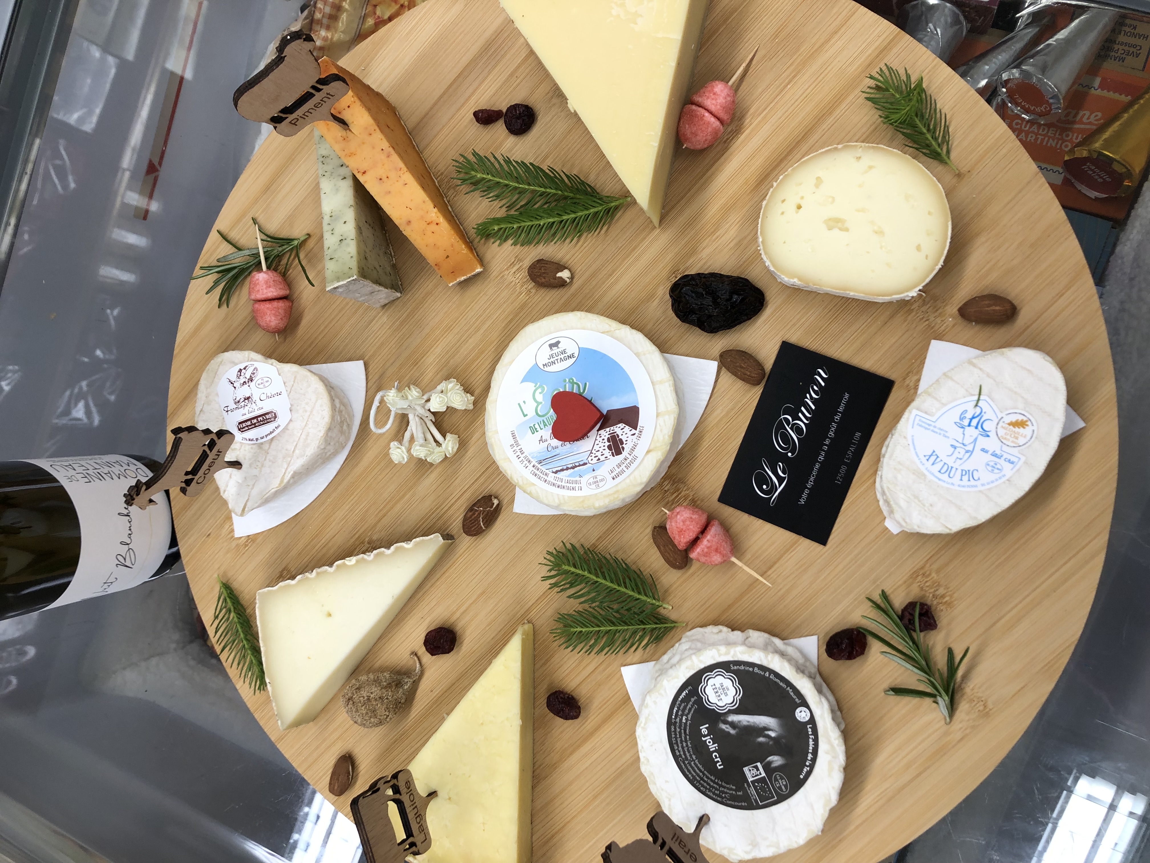 Cause départ à la retraite.
A vendre petite épicerie .
Située sur le chemin de Compostelle, dans une petite ville dynamique, le magasin propose une belle vitrine de fromages à la coupe.
Produits du terroir et fruits et légumes.
Marchés et tournées possibles avec camion-magasin.