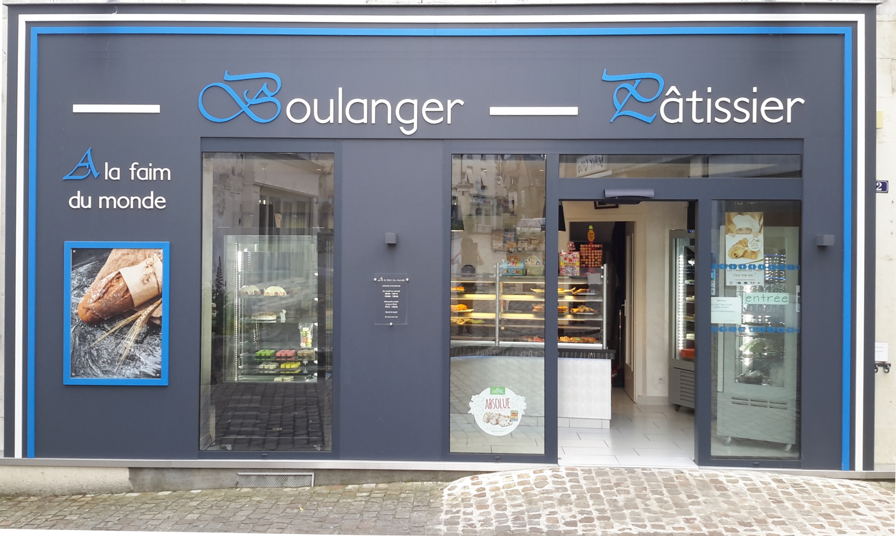 Une opportunité rare : fonds de commerce de boulangerie‑pâtisserie, réputée pour ses créations pâtissières maison. Située au cœur du centre‑ville historique de Châtillon‑sur‑Indre, cette maison bénéficie d'une clientèle fidèle, d'une excellente visibilité et d'une notoriété solidement établie.

⭐ Un établissement à forte identité culinaire  
Fabrication artisanale du chocolat de Noël et de Pâques, véritable signature de la maison.
Recettes exclusives de glaces et gâteaux faits maison, dont les emblématiques Élysée et Omelette norvégienne, qui font la renommée de l'établissement.
Laboratoire entièrement équipé, matériel en très bon état, permettant une production régulière et qualitative.

📍 Un emplacement stratégique entre Tours et Châteauroux, et à 35 km du Zoo de Beauval.
En plein centre historique, avec un flux constant de clientèle locale et touristique.
Commerce d'environ 160 m², parfaitement agencé.
Logement attenant de 100 m², idéal pour un repreneur souhaitant résider sur place.
Jardin et cour fermée, apportant confort et fonctionnalité.

💼 Conditions financières  
Prix du fonds : 295 000 €  
Possibilité d'acheter les murs
Loyer commerce + logement : 1 500 € / mois  
Pas de crédit vendeur
Pas de location‑gérance

🎯 Un outil de travail complet, prêt à l'emploi  
Cet établissement est idéal pour un artisan confirmé ou un couple de professionnels souhaitant reprendre une affaire saine, reconnue et dotée d’un fort potentiel de développement (chocolaterie, glacerie, pâtisserie événementielle, etc.).