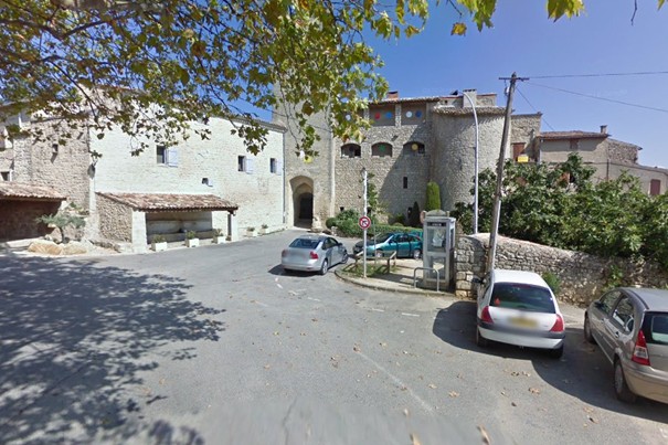 La commune de Viens, dans le département du Vaucluse et la région Provence-Alpes-Côte d'Azur, est à la recherche d'un porteur de projet pour reprendre une boulangerie artisanale dans leur commune.
La boulangerie est située en plein centre village et en bord de route, avec un parking à proximité.
Ce commerce est très attendu par la population et c’est une volonté de la municipalité de développer le commerce artisanal.
La boulangerie est partiellement équipée, des investissements seront à prévoir pour compléter le matériel fabrication.
Au-dessus de la boulangerie, un logement est prévu pour le couple de boulangers.
Une personne spécialisée a étudié et validé le projet, et vous proposera un accompagnement pour le mener à son terme.
Pour réimplanter une boulangerie-pâtisserie artisanale de qualité, le boulanger devra être titulaire du CAP.
Nous acceptons toutes les candidatures qui ont un projet sérieux, un premier contact téléphonique sera nécessaire au 0680118231 afin d’évaluer vos objectifs sur le projet.
Par la suite, les candidats devront faire parvenir par mail à contact@lorepi.fr,  une lettre de motivation et leurs coordonnées.