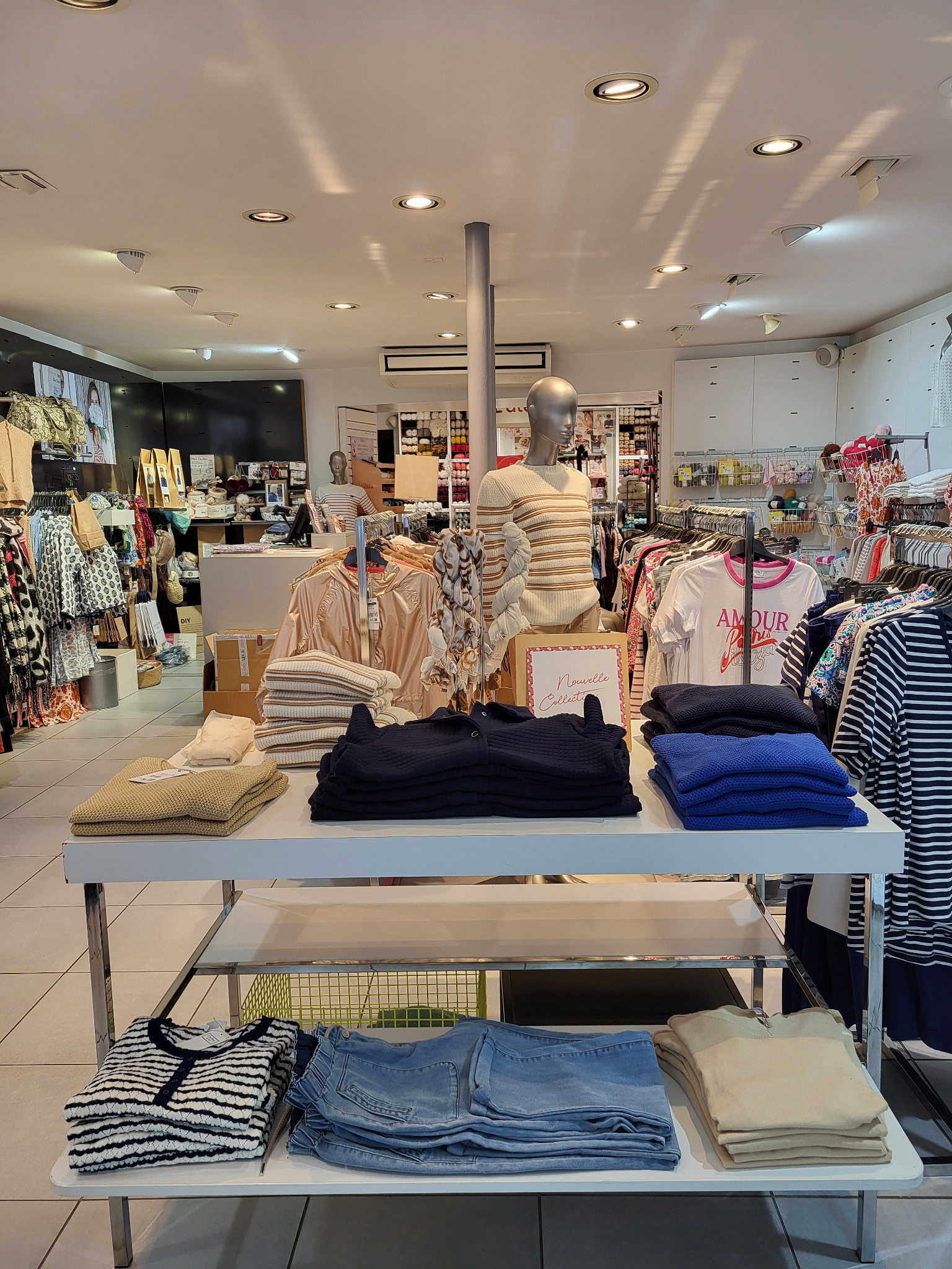 [COMMERCE A VENDRE] 📢

🧵 Et si votre prochain projet entrepreneurial prenait vie à La Souterraine ?

Une belle opportunité s’offre à vous avec la reprise d’un commerce de prêt-à-porter multimarques et fil à tricoter (Boutique Phildar), idéalement situé en plein cœur de ville.

Pourquoi ce commerce mérite votre attention ?
• Emplacement stratégique avec forte visibilité (vitrine neuve et lumineuse)
• Clientèle fidèle construite sur plusieurs années
• Flux complémentaire avec une clientèle touristique estivale
• Magasin en excellent état, fonctionnel et prêt à travailler immédiatement
• Surface confortable : 80 m² de vente + 20 m² de réserve
• Stationnement à proximité

📊 Des bases solides pour entreprendre :
• Chiffre d’affaires : 110 000 € HT (2025)
• Prix du fonds : 20 000 €
• Stock en sus (estimé entre 40 000 € et 60 000 €)
• Loyer annuel attractif : 7 200 €

Que vous soyez commerçant expérimenté ou porteur de projet en reconversion, cette boutique représente une opportunité accessible pour entreprendre avec un risque maîtrisé, dans une ville dynamique à taille humaine.

📍 La Ville de La Souterraine, c’est aussi un cadre de vie agréable, une vie locale active et un environnement propice au développement de votre activité.

📞 Informations et contact :
Muriel PERUCAUD : 06.82.93.46.75