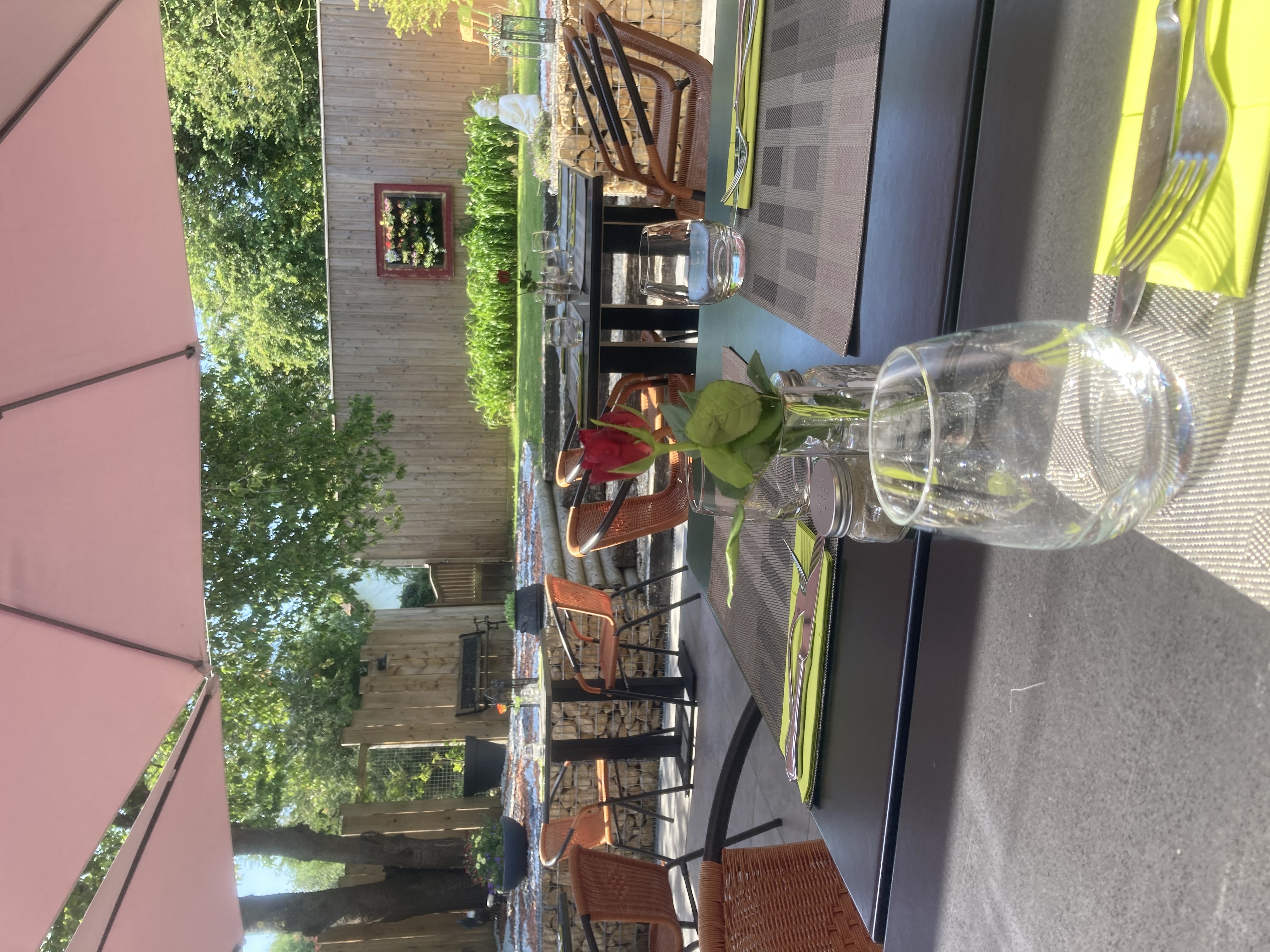 A VENDRE- Murs et Fond de commerce Restaurant
Idéalement situé en sortie de ville, sur route passante, ce restaurant dispose d'une capacité de 70 cts intérieur et 36 cts en terrasse-jardin.
entièrement équipé avec du materiel professionnel bien entretenu et aux normes EPR.
l'établissement bénéficie d'une excellente réputation et d'une clientèles fidèles.
aucun travaux à prévoir.
habitation au 1er étage comprenant une piece a vivre de 65m2, wc, salle de douche, 2 chambres, possibilité 3eme, terrasse.
Parking et jardin
toutes activités peut être envisagée
Murs et Fond 495 000.00€ (négociable)