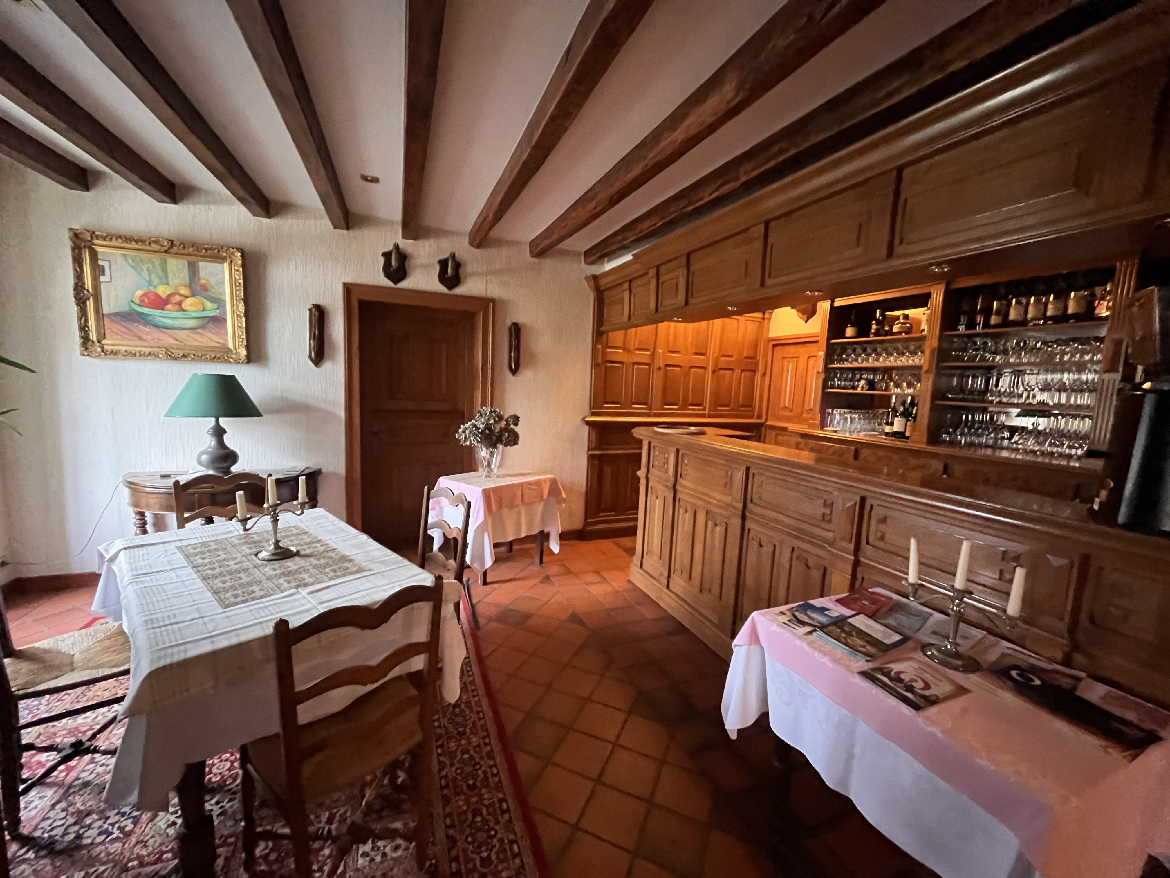 Saisissez une opportunité unique au cœur de Nohant-Vic ! 

L'emblématique "Petite Fadette", face à la Maison de George Sand, est prête à renaître. 
Ce vaste ensemble immobilier de charme, riche d'histoire, bénéficie d'un emplacement exceptionnel avec un flux touristique annuel de 30 000 visiteurs.

Imaginez : un hôtel de charme, un restaurant de tradition, un lieu d'événements culturels, ou des gîtes de prestige.

Le rez-de-chaussée, avec son bar, ses salles de réception, sa salle avec four à pain, sa cuisine professionnelle, et ses espaces de service, conserve l'âme de l'auberge. L'étage offre des chambres avec sanitaires, une conciergerie et un potentiel pour des suites.

À l'extérieur, un jardin agréable et une maisonnette avec grange à rénover complètent ce bien.

Un investissement rare, au cœur d'un lieu chargé d'histoire et de tourisme.