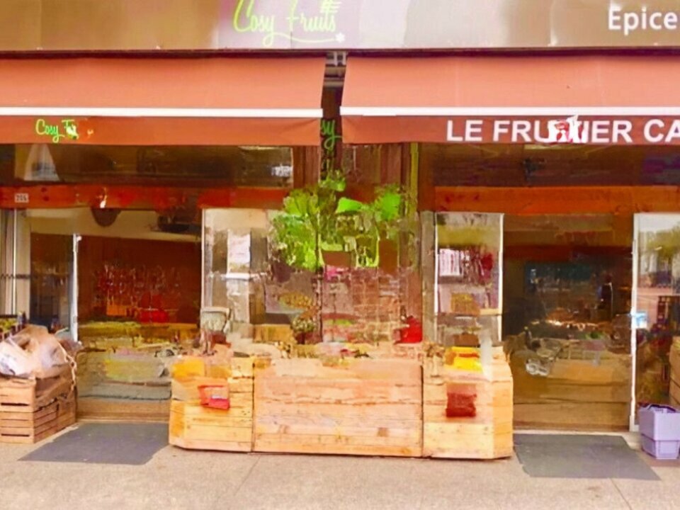 La mezzanine aménagée propose un espace supplémentaire avec un bureau, une salle de repos et des toilettes privées, assurant le confort des employés. Enfin, une cave de 120 m² équipée d’un monte-charge complète le tout, offrant une solution de stockage pratique et spacieuse pour le matériel et les stocks.de commerce de 120 m² à reprendre au centre-ville de Cavaillon. Dispose d’un accès facile et de places de parking. En arrière-boutique, un bureau de 20 m² offre un espace de travail fonctionnel, tandis qu’une chambre froide de 20 m² garantit une conservation optimale des produits frais.