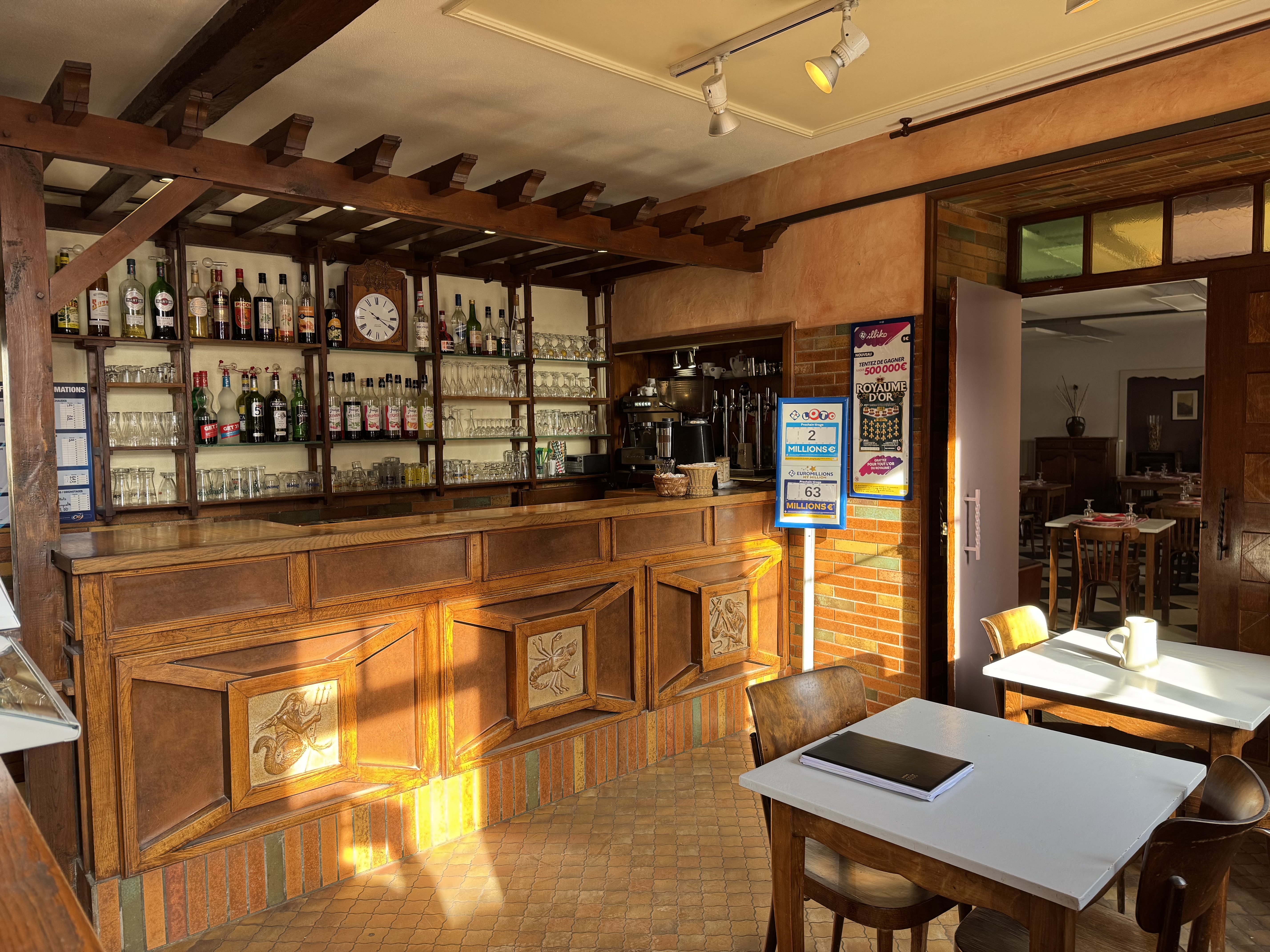 A Effiat, en plein cœur de l'Auvergne, à mi-chemin entre la métropole Clermont-Auvergne et la ville de Vichy, cet ensemble immobilier de 320m2 comprenant un fond de commerce Bar/Tabac et restaurant est à vendre. Les murs sont composés de la partie professionnelle et de la partie habitation. La partie professionnelle se compose d'un bar avec vente de tabac, d'une grande salle de restaurant, d'une seconde salle de restaurant plus intime, d'une vaste terrasse ombragée en devanture et d'une terrasse en arrière cour avec store et sol en dalle béton désactivé, d'une cuisine entièrement équipée et aux normes d'hygiène actuelles, d'un ensemble toilette avec accès PMR et d'une vaste salle de réception permettant de recevoir des groupes de personnes assez important (sortie de secours conforme) . La partie habitation se compose d'un 1er et d'un second niveau, avec respectivement salle de bain ( à refaire),bureau/salon, une chambre et deux autres chambres en second niveau. 
Le prix d'ensemble ( 251 320€ ) comprend les murs et le fond de commerce . Cet ensemble professionnel est situé sur une voie très passagère puisque le trajet est quotidiennement emprunté sur un axe Vichy--Clermont-Ferrand . A proximité se situe le château d'Effiat ( site touristique) qui génère en été une 
intéressante source de clientèle. Vichy station thermale et sportive est à 20 KMS et Clermont-Ferrand à 30 KMS. 
DPE ( diagnostic de performance énergétique) : DPE F réalisés le 20/11/2024 
Le prix de vente est de 251 300€ .